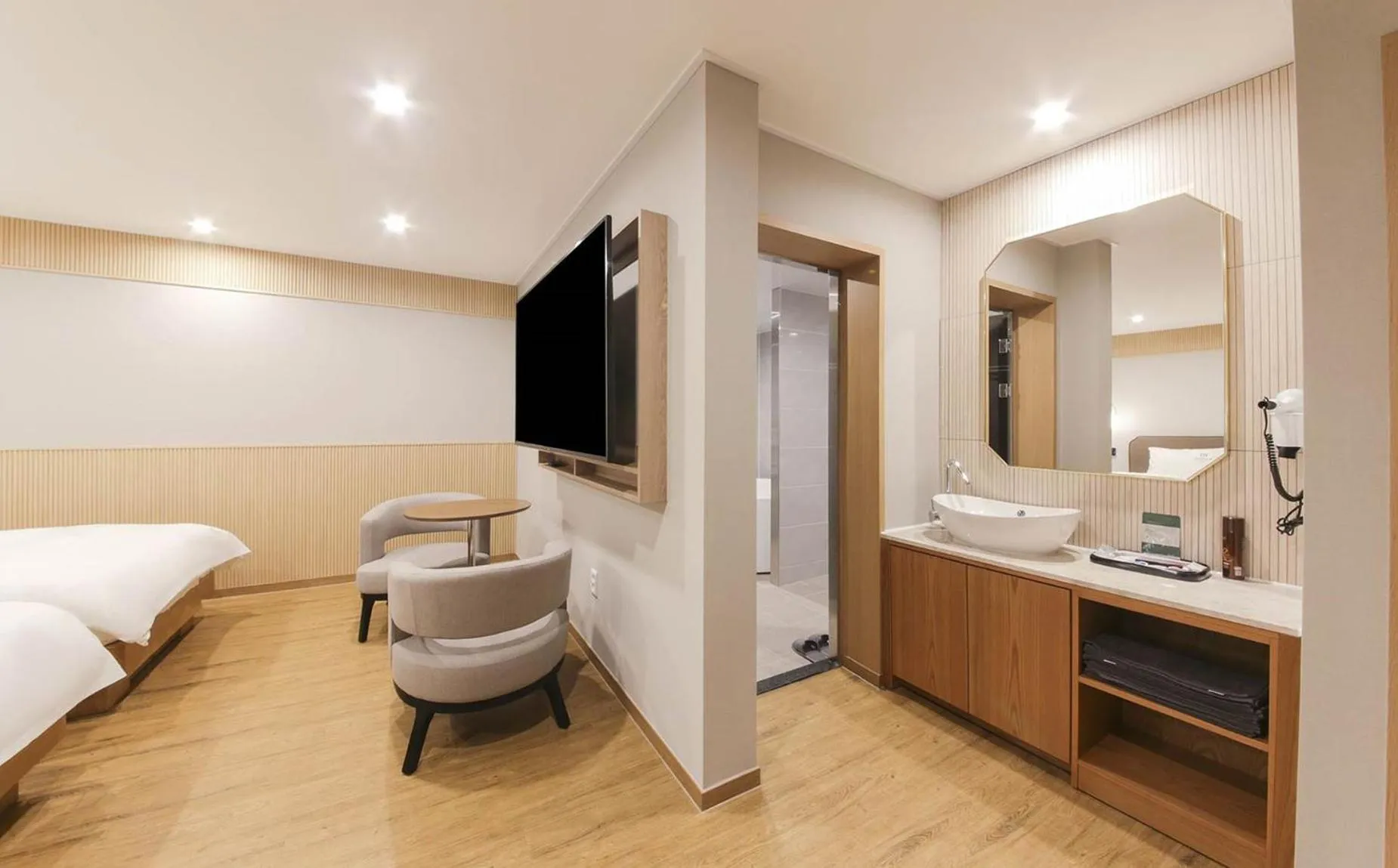 Bed in H Avenue Hotel in Gyeongju