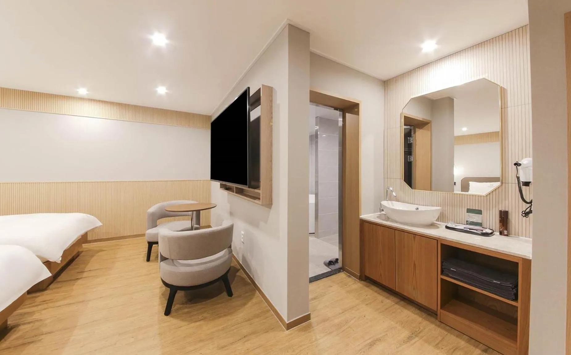 Bed in H Avenue Hotel in Gyeongju