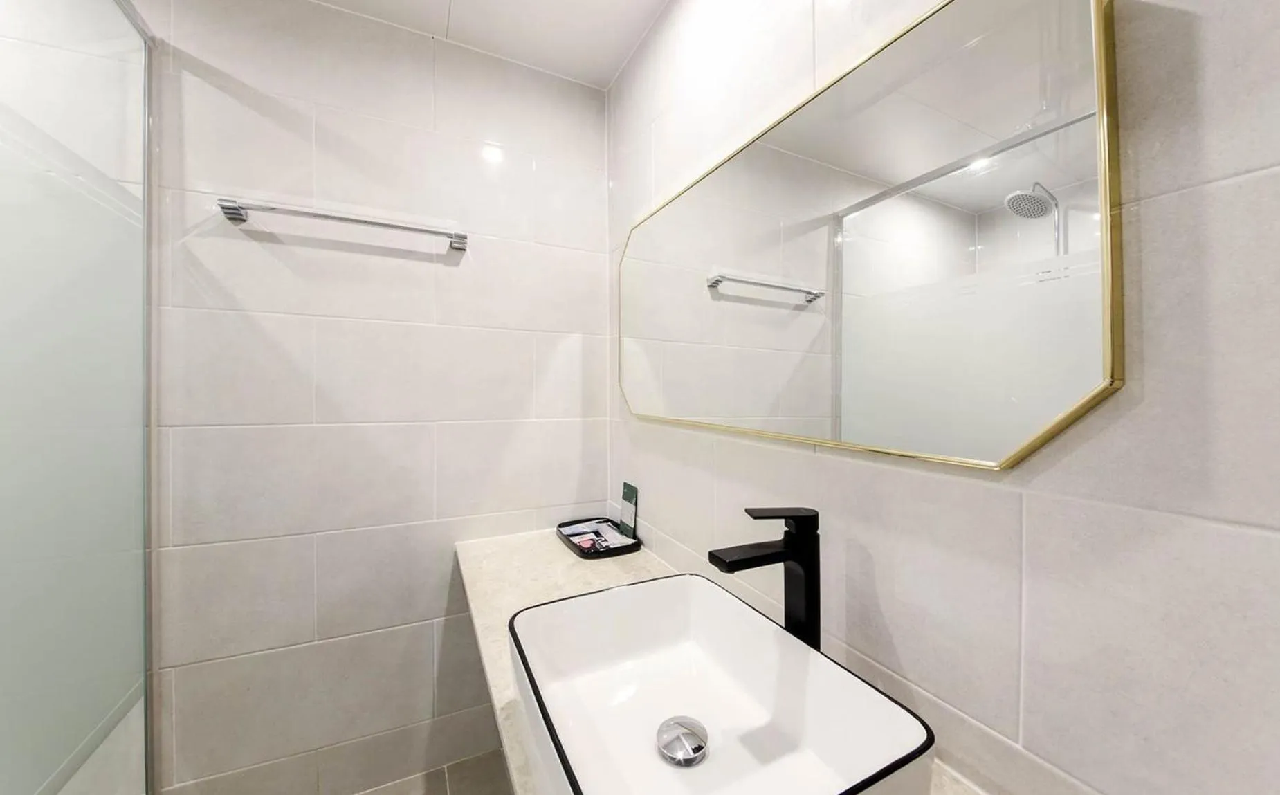 Shower in H Avenue Hotel in Gyeongju