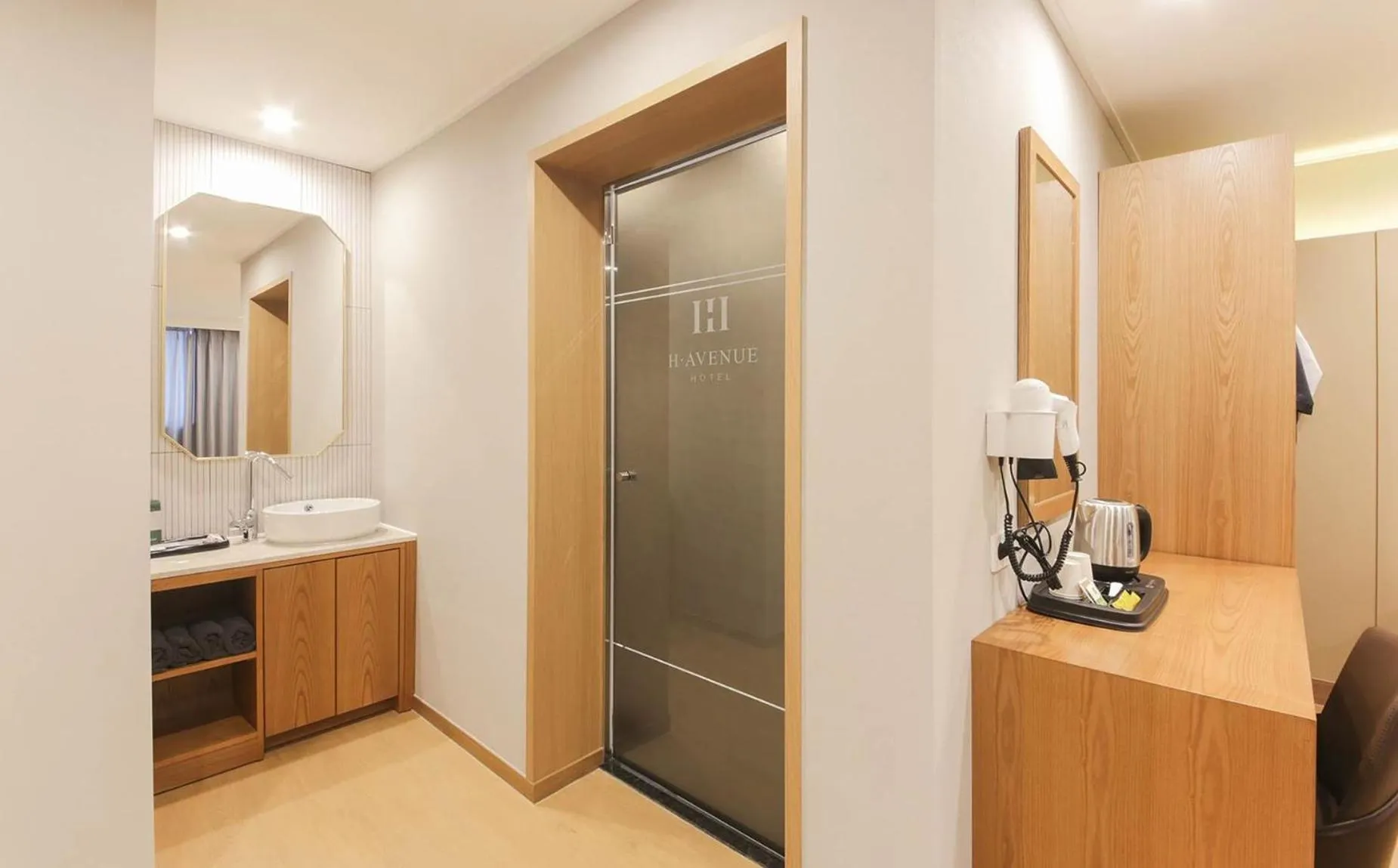 wardrobe in H Avenue Hotel in Gyeongju