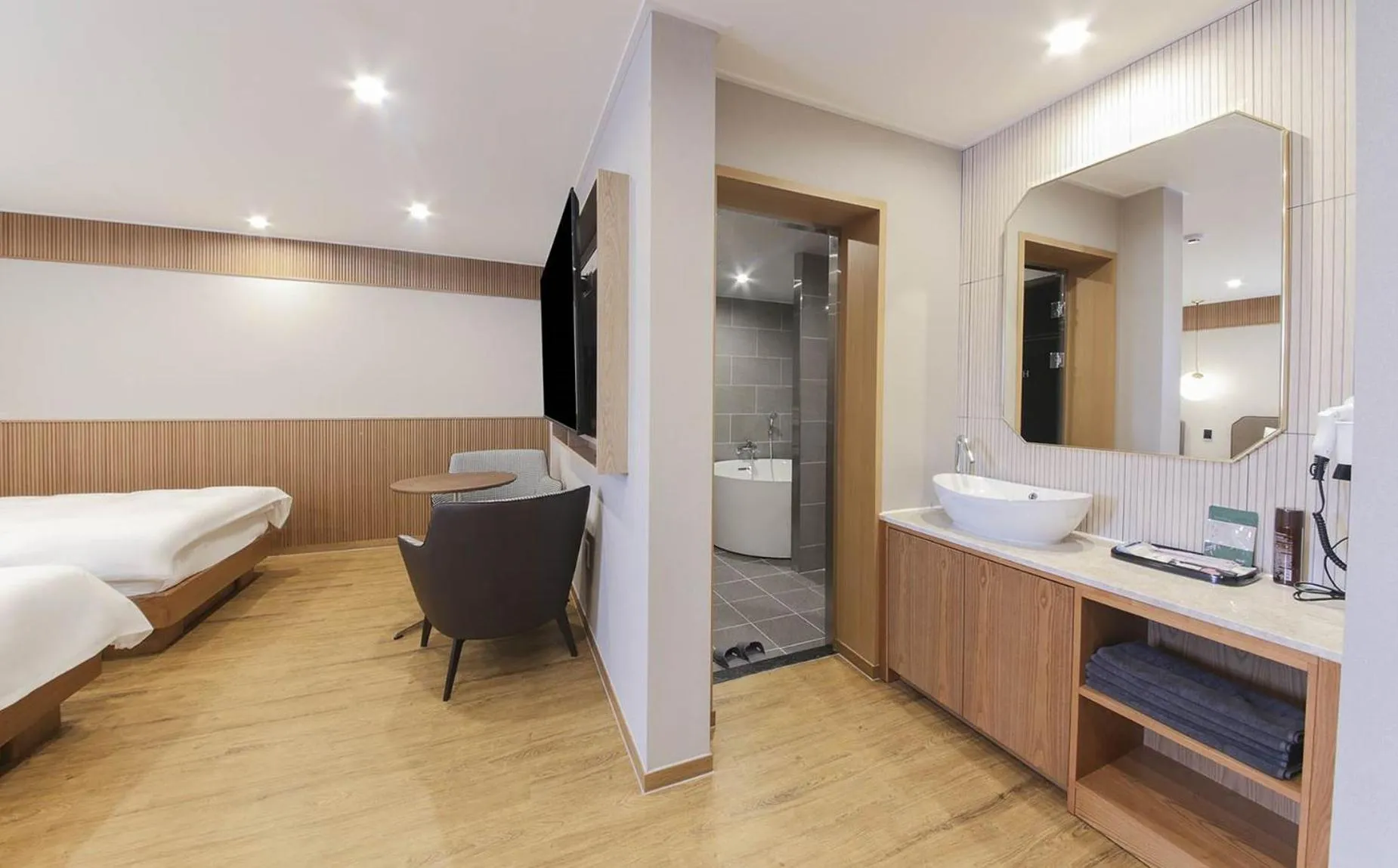 Bed in H Avenue Hotel in Gyeongju