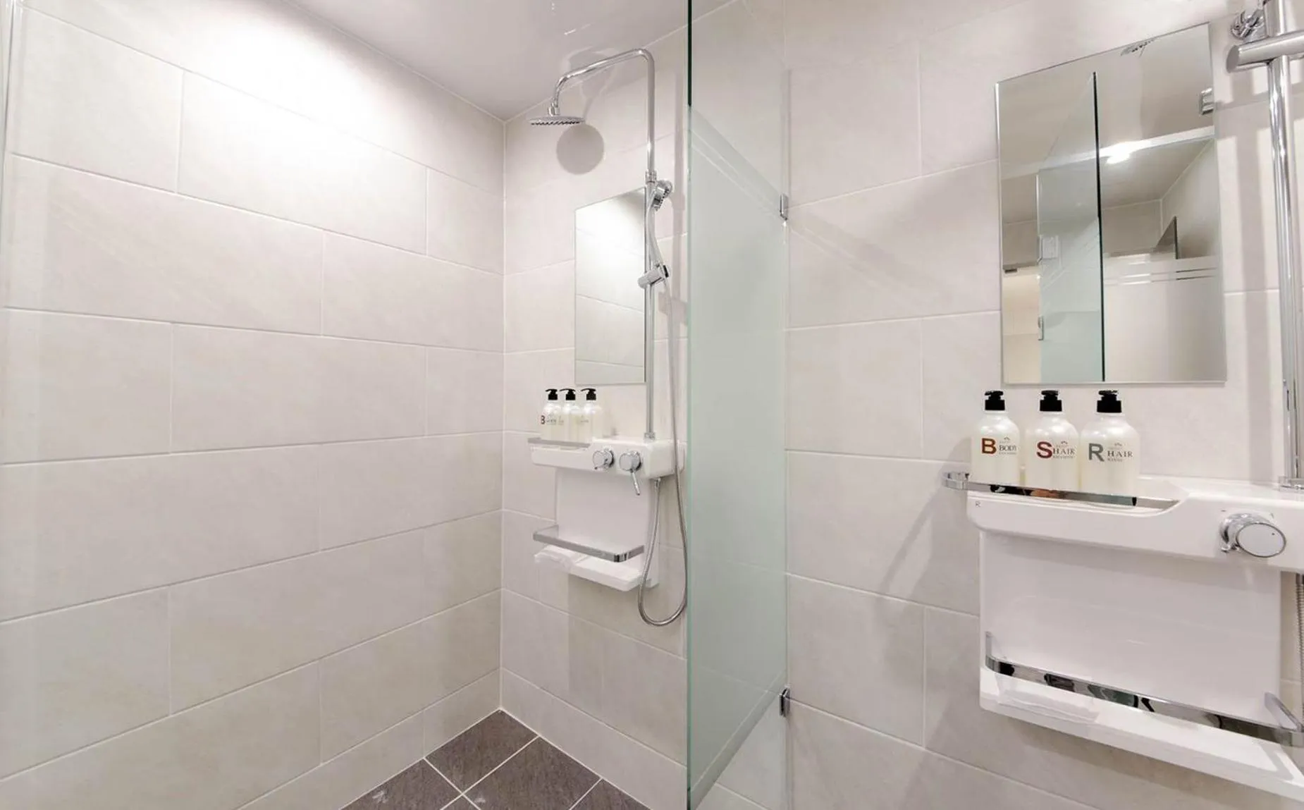 Shower in H Avenue Hotel in Gyeongju