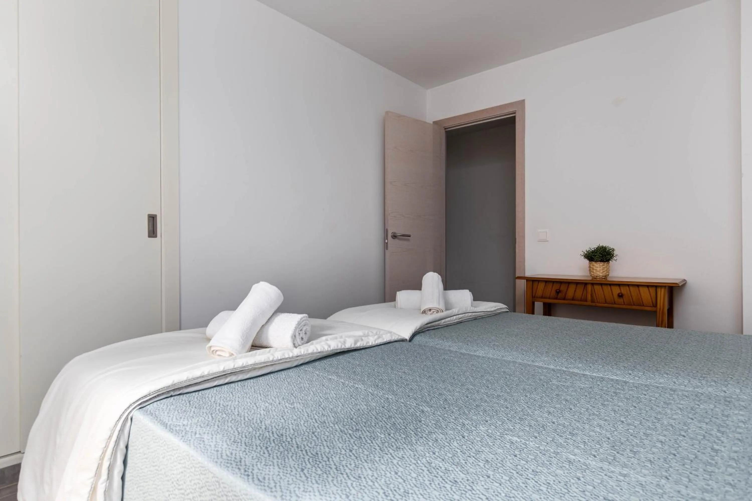 Bedroom, Bed in Acapulco Apartments