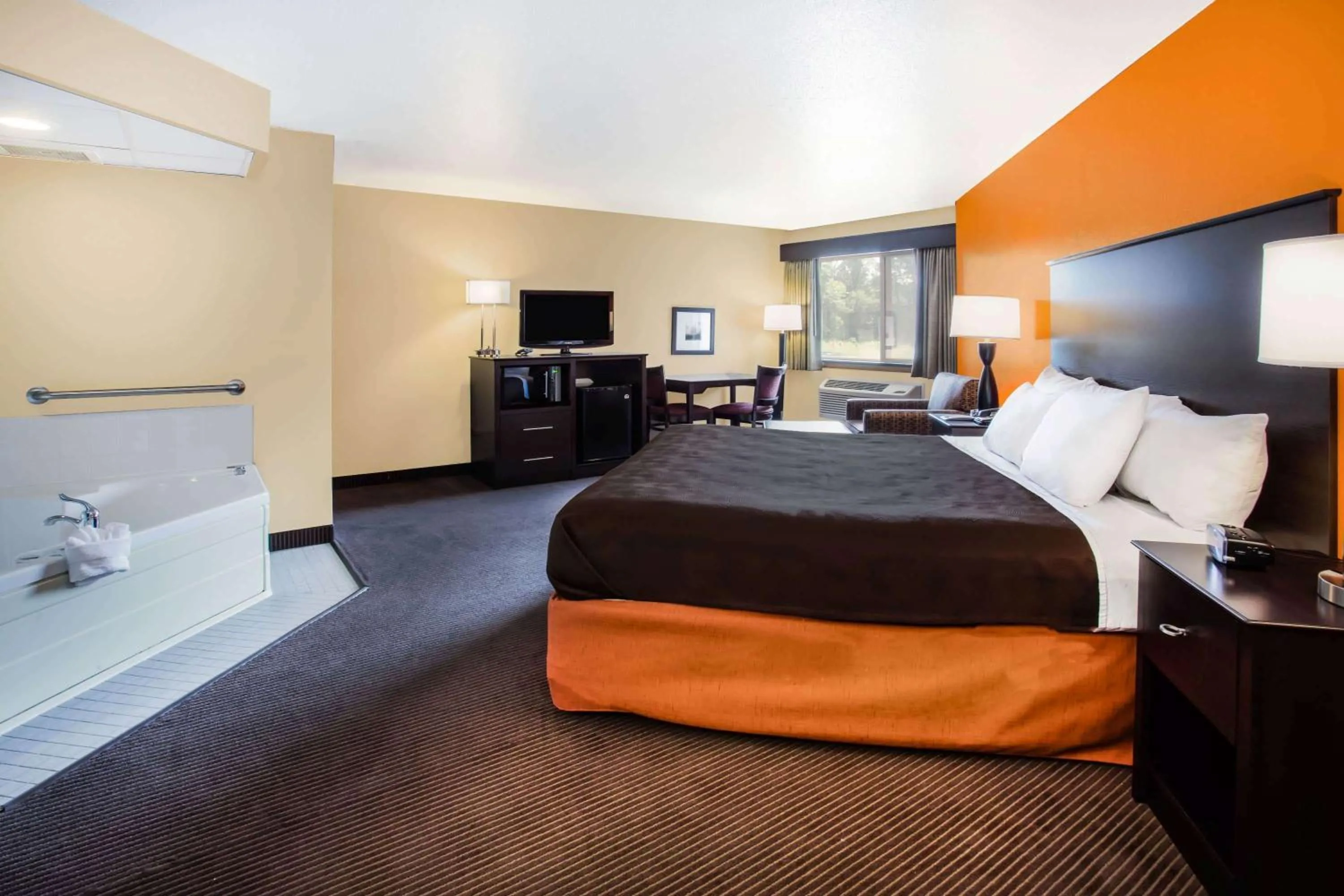 Photo of the whole room, Bed in AmericInn by Wyndham Menomonie