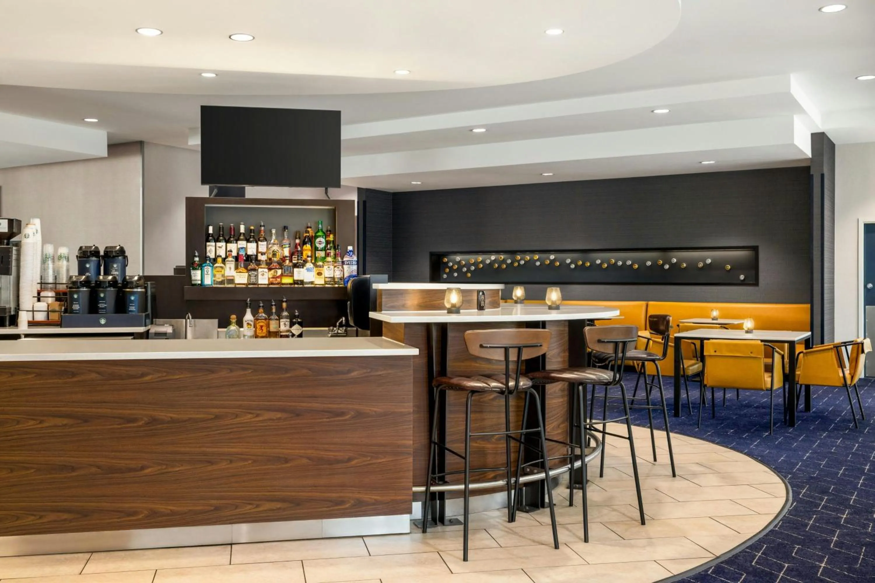 Lounge or bar in Courtyard by Marriott Wilkes-Barre Arena