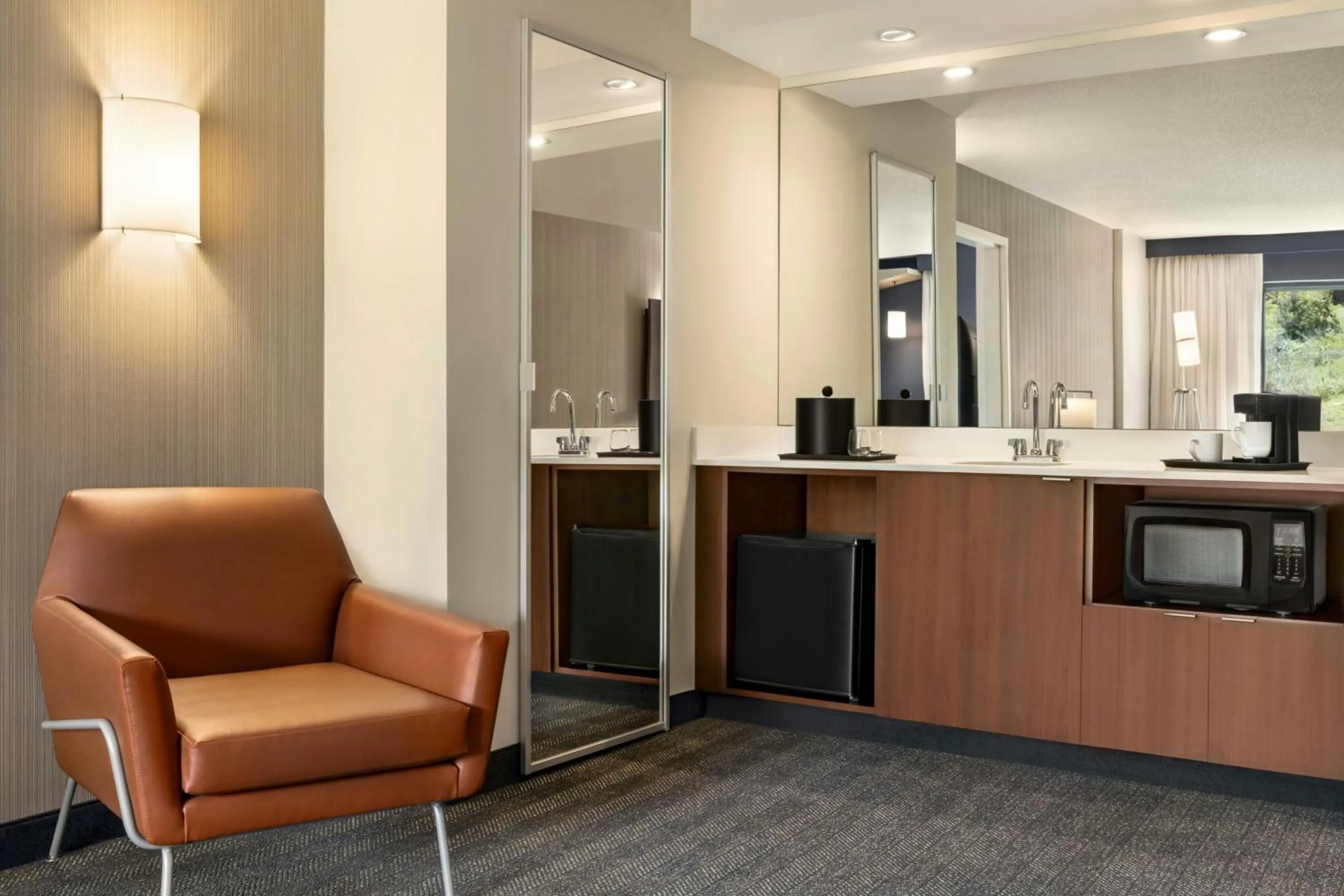 Living room in Courtyard by Marriott Wilkes-Barre Arena