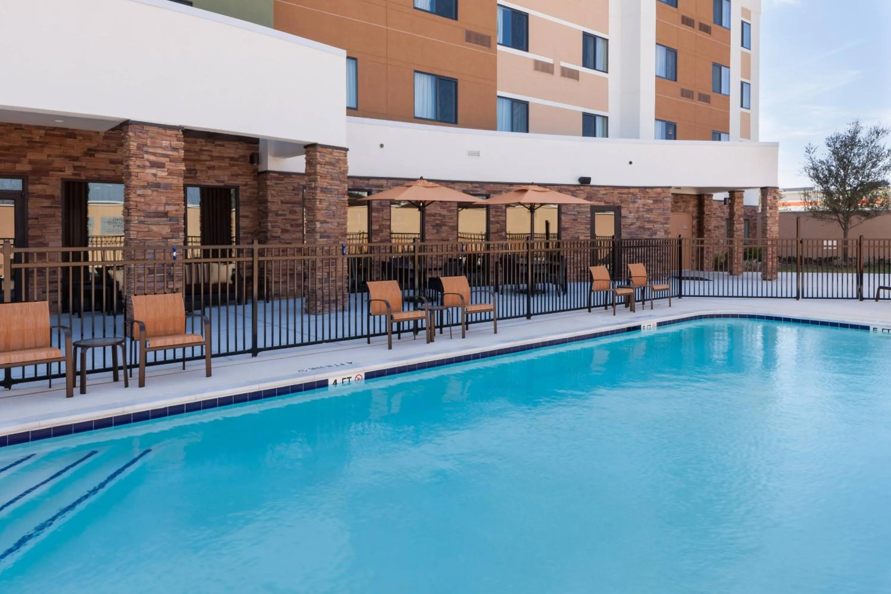 Swimming pool in Courtyard by Marriott Houston North/Shenandoah