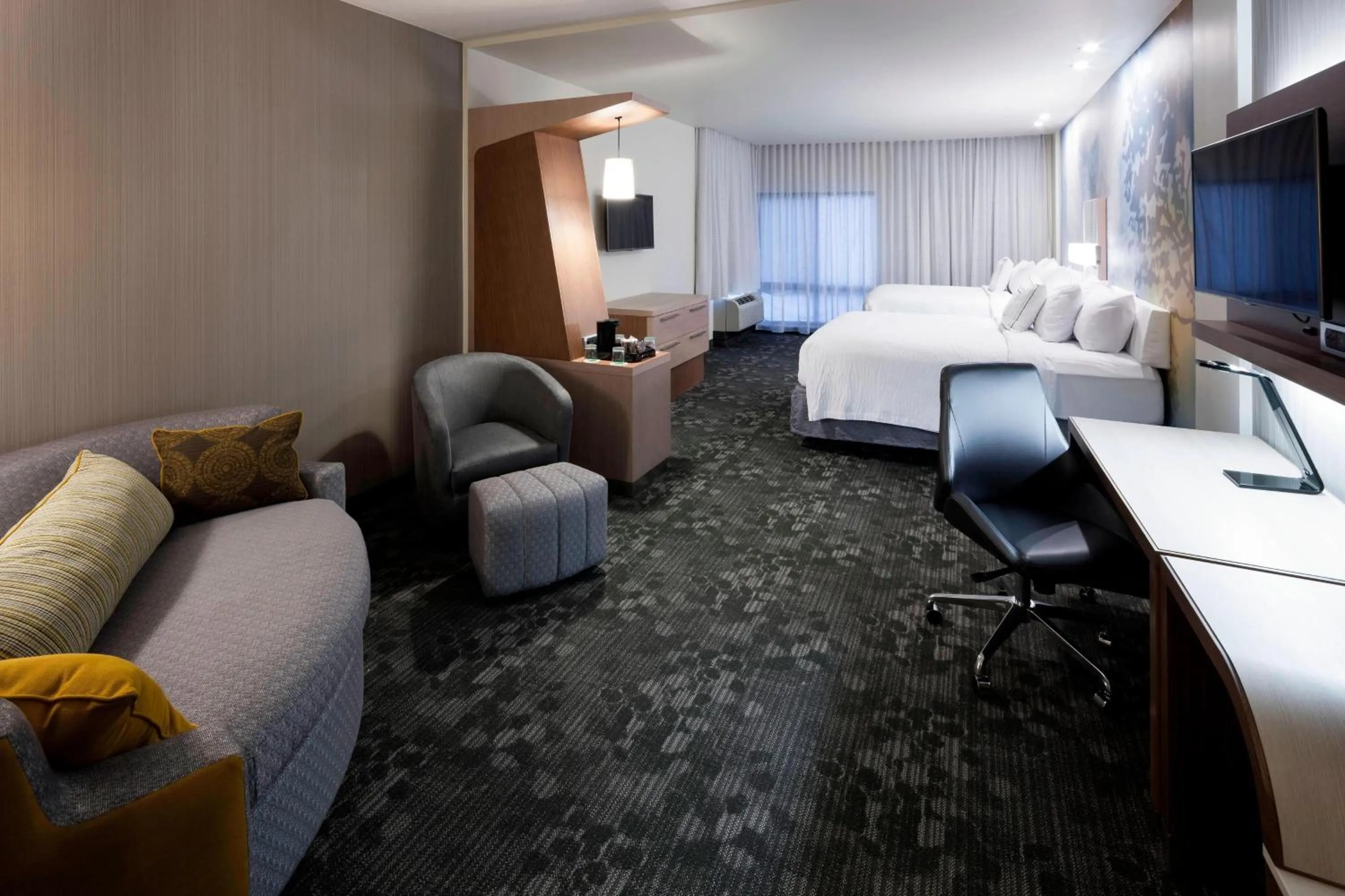 Photo of the whole room, Bed in Courtyard by Marriott Houston North/Shenandoah