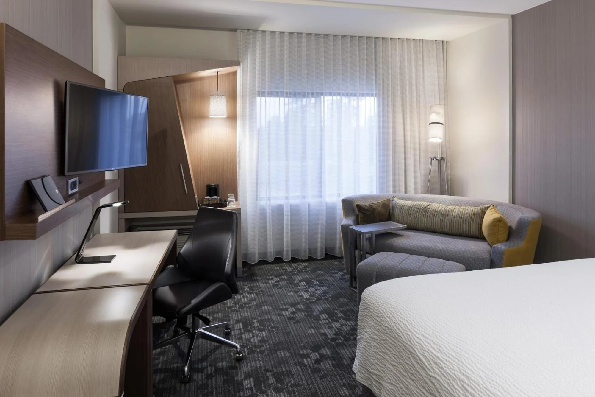 Photo of the whole room, Bed in Courtyard by Marriott Houston North/Shenandoah