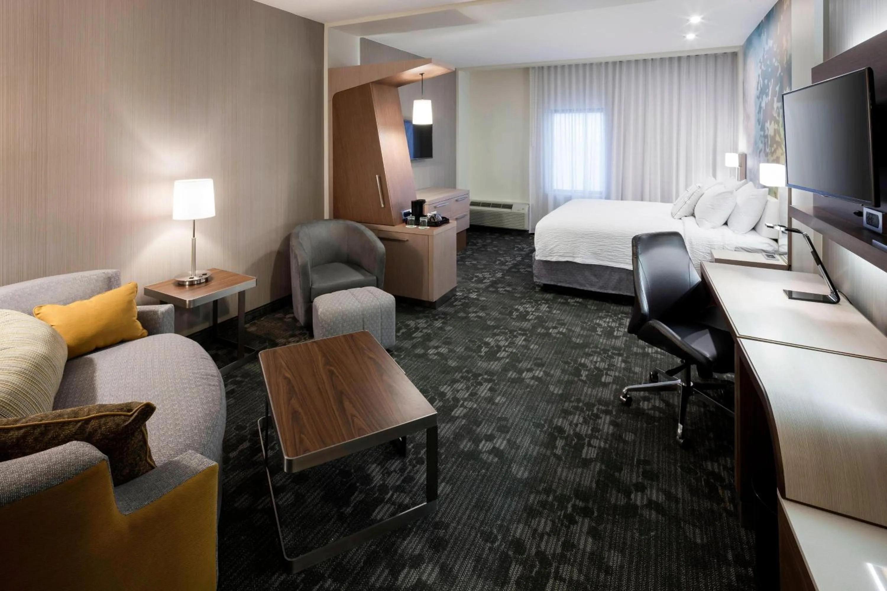 Photo of the whole room, Bed in Courtyard by Marriott Houston North/Shenandoah
