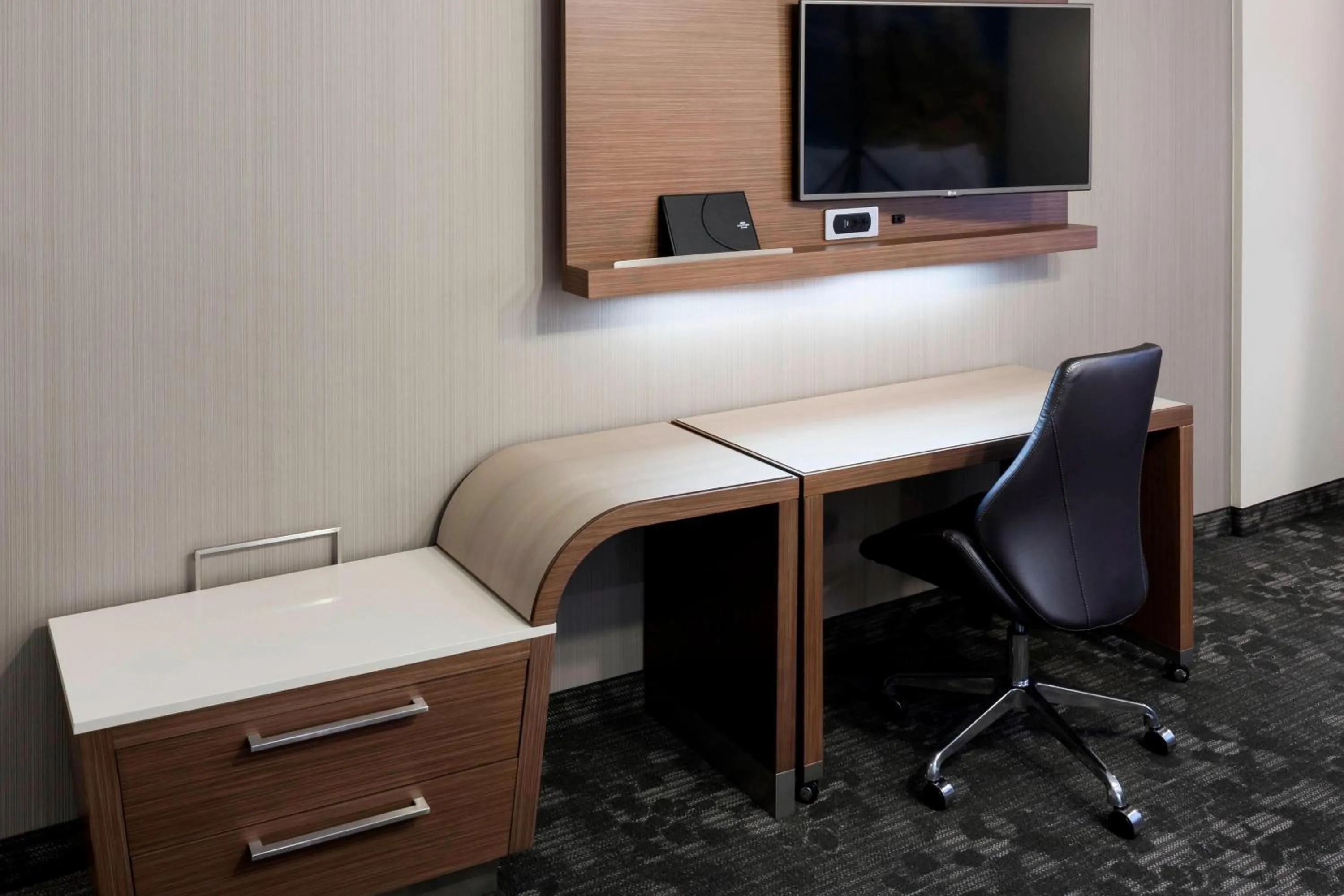 Photo of the whole room in Courtyard by Marriott Houston North/Shenandoah