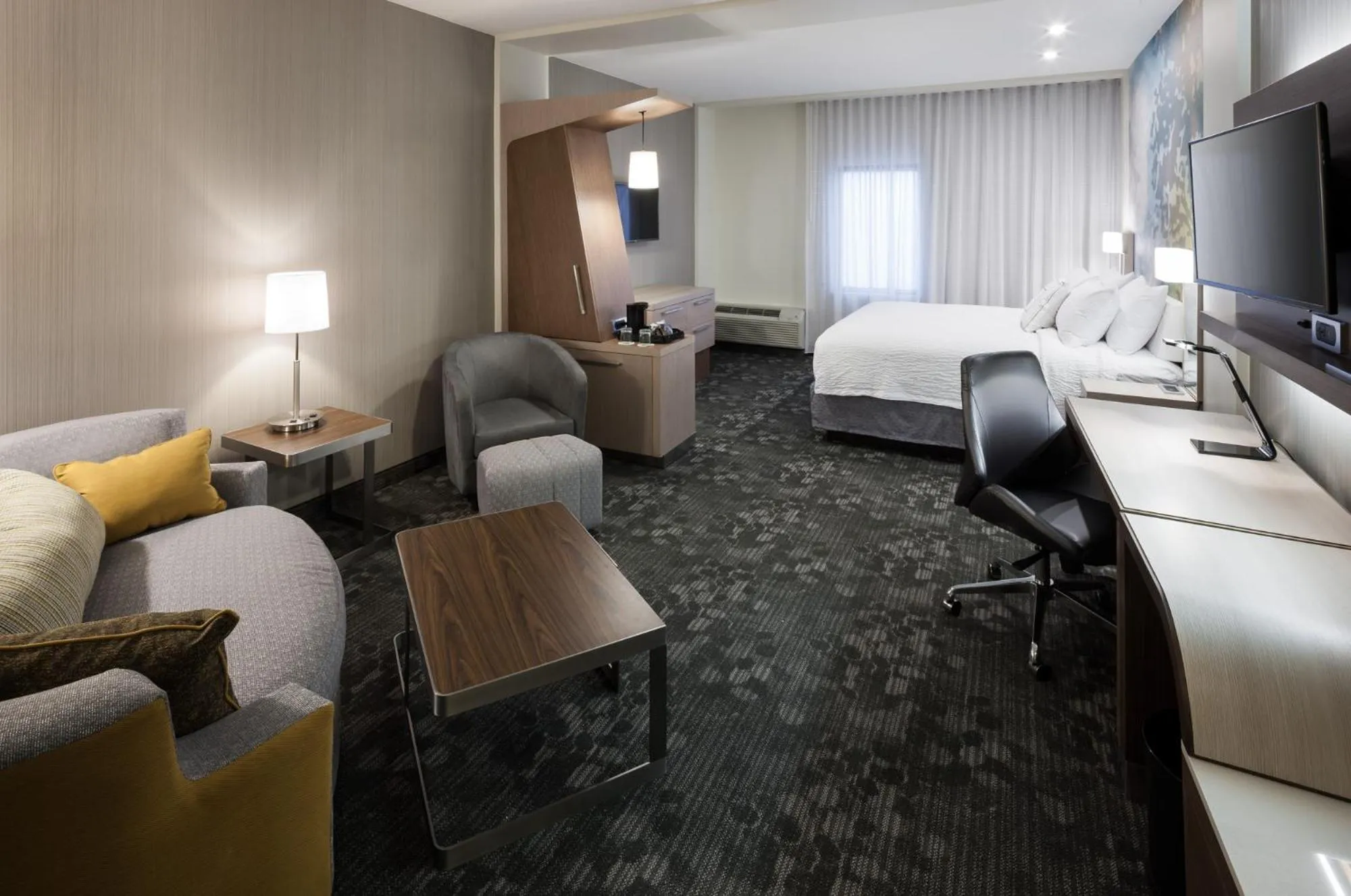 Photo of the whole room, Bed in Courtyard by Marriott Houston North/Shenandoah