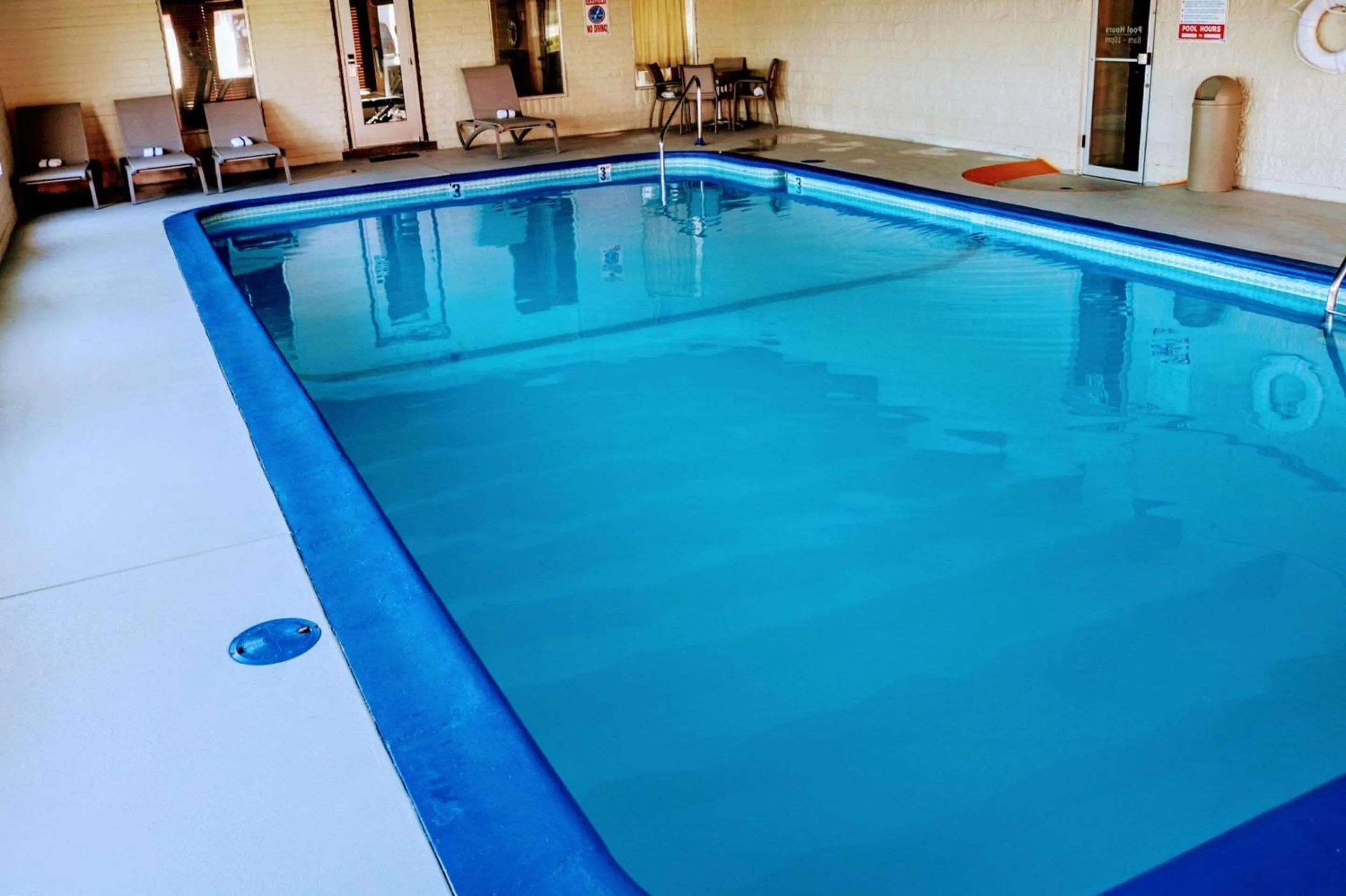 Swimming pool in Quality Inn Ontario