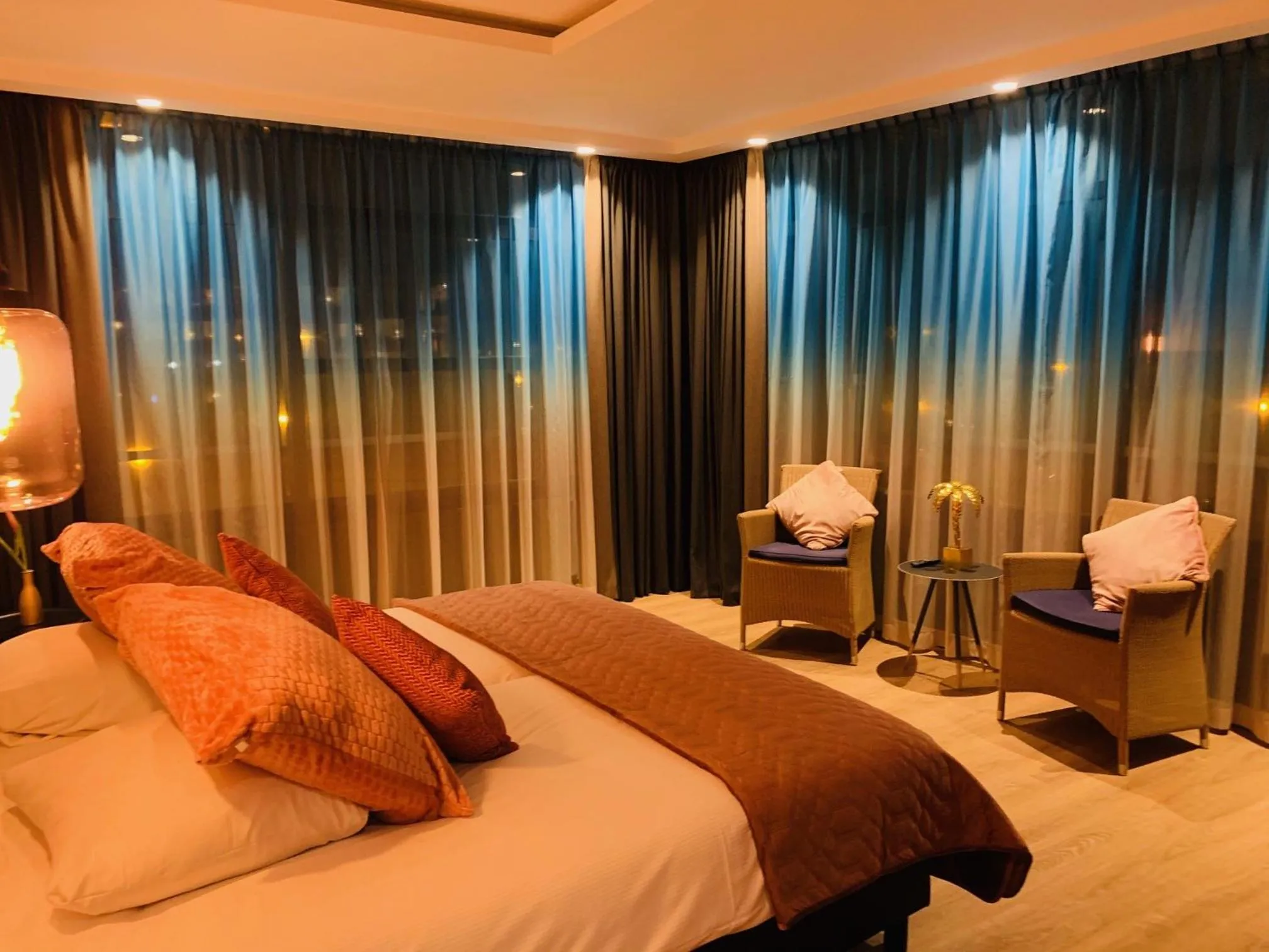 Seating area, Bed in Palace Hotel Zandvoort