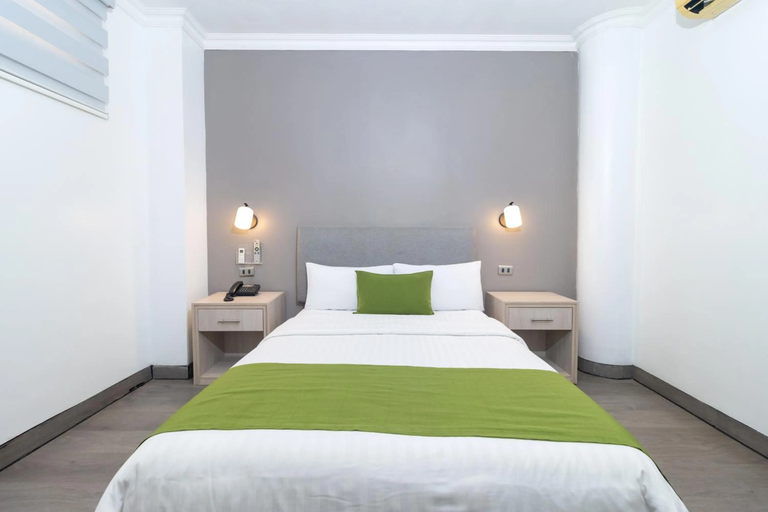 Bed in Hotel Plaza Monte Carlo