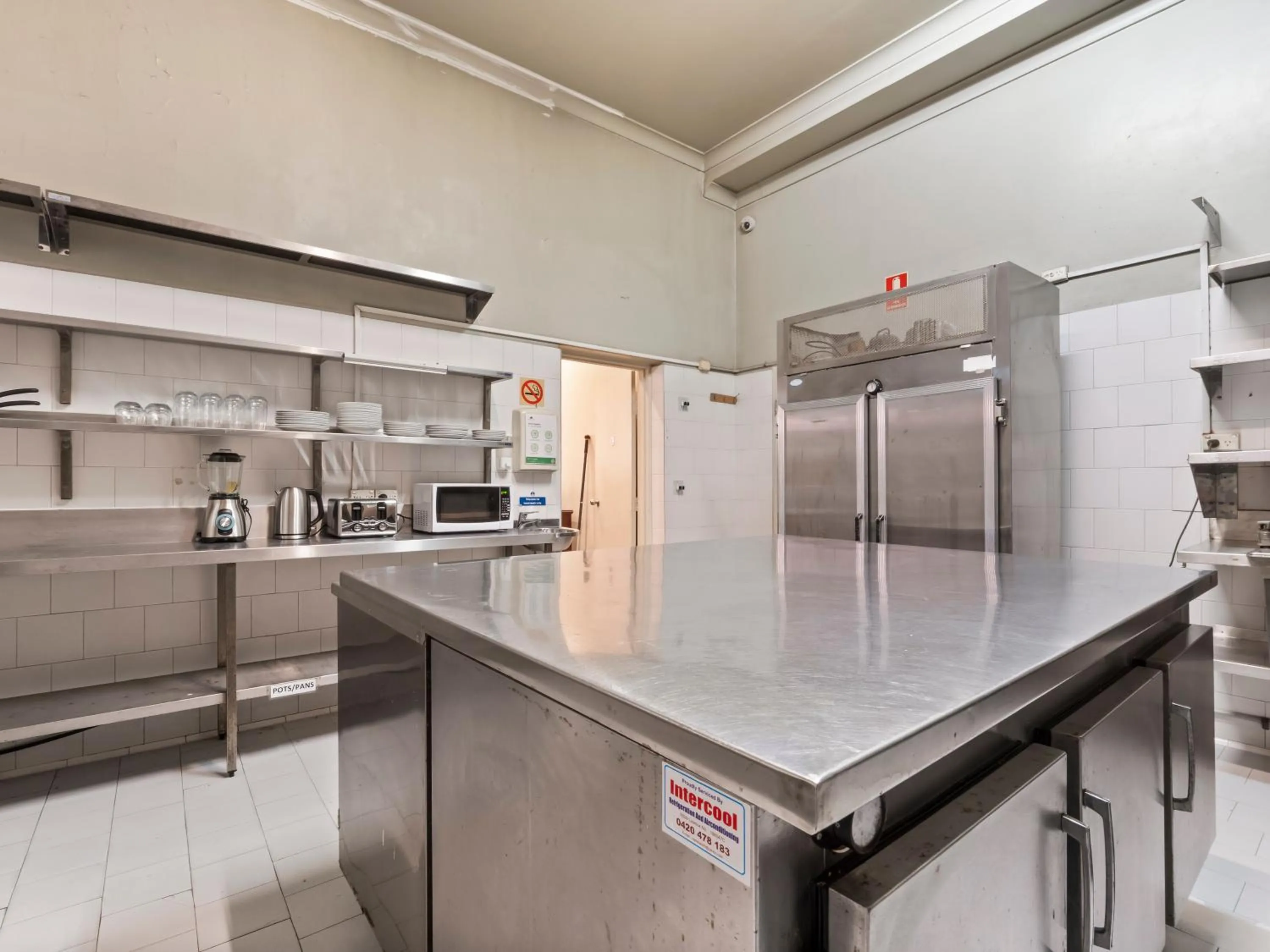 Kitchen or kitchenette in AZZURRO POD HOTEL Darling Harbour- Near ICC