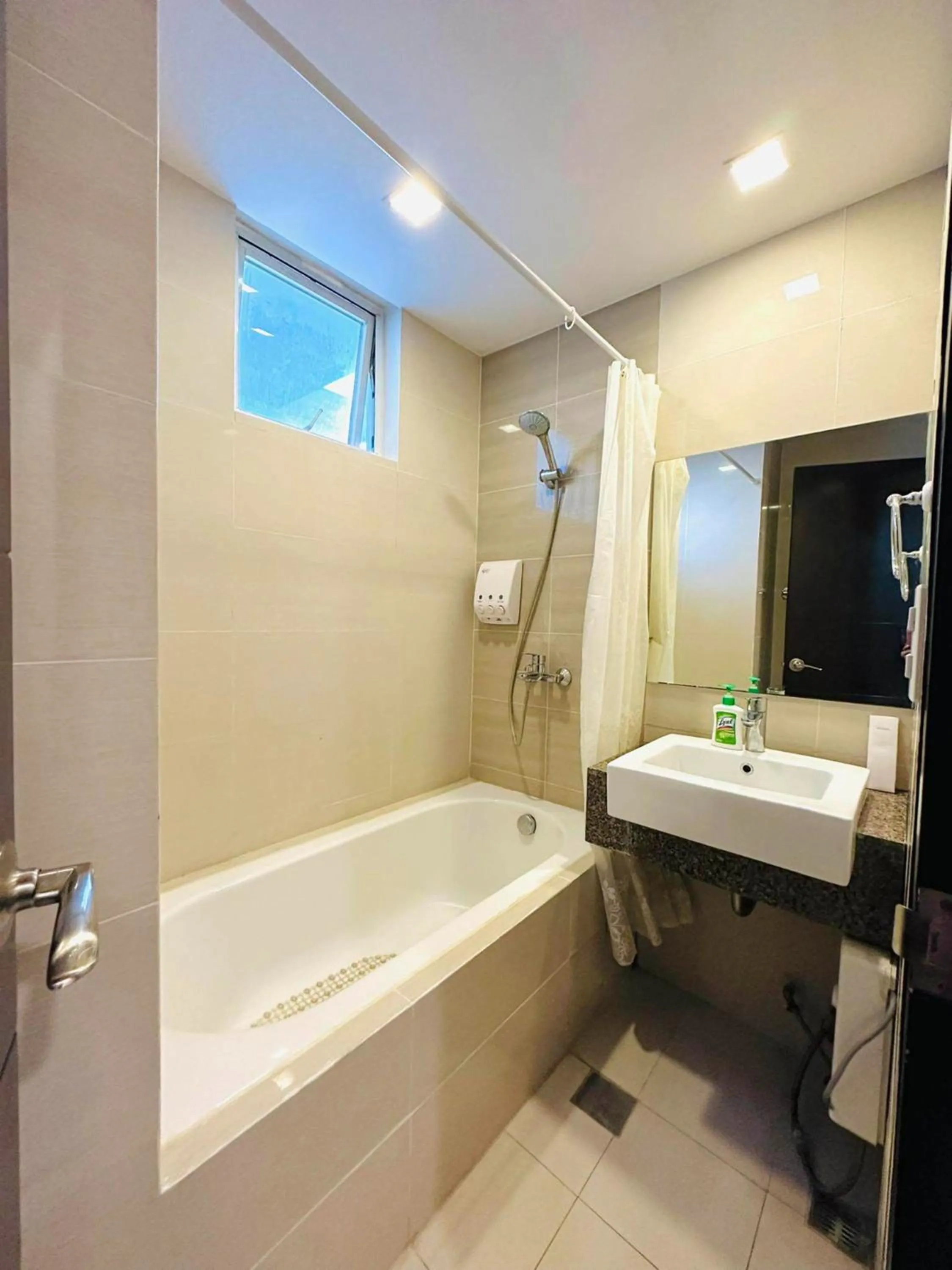 Bathroom in One Manchester Place by Hiverooms