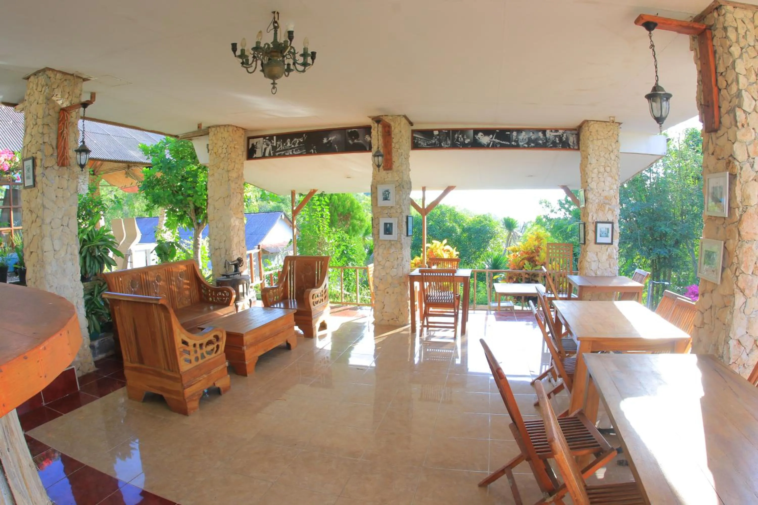 Restaurant/places to eat in Annaya House