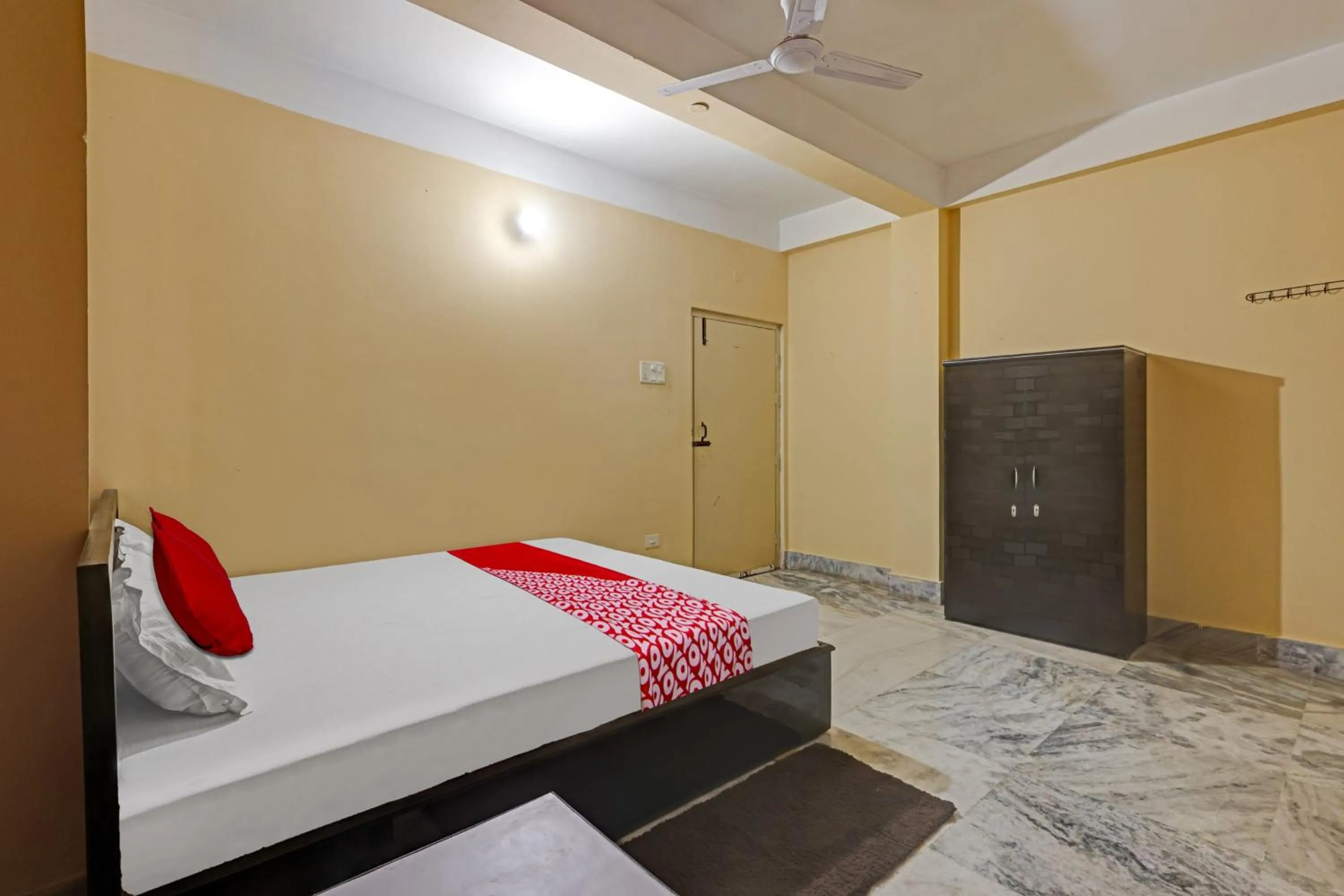 Bedroom, Bed in Hotel O Metro Guest House