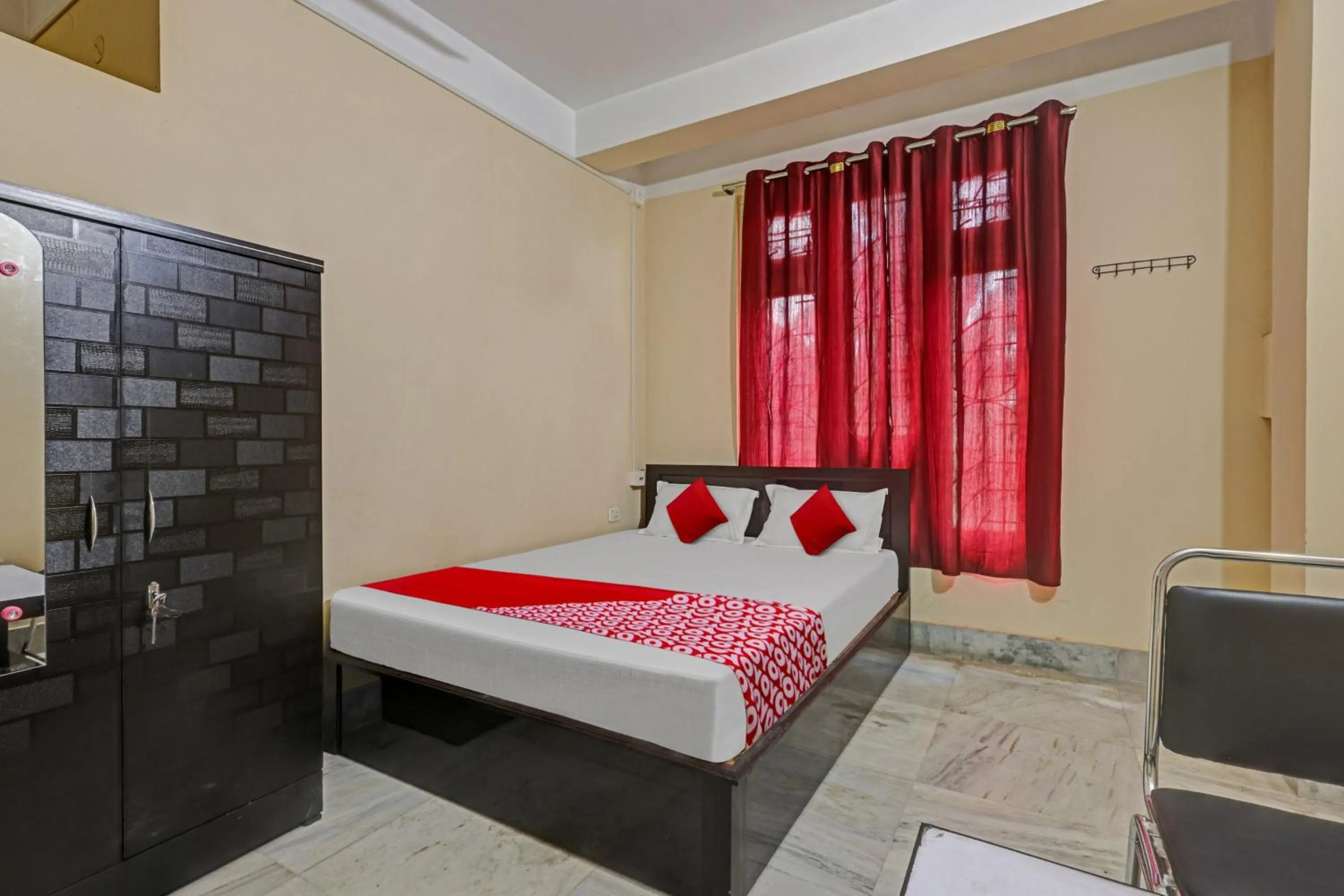 Bedroom, Bed in Hotel O Metro Guest House