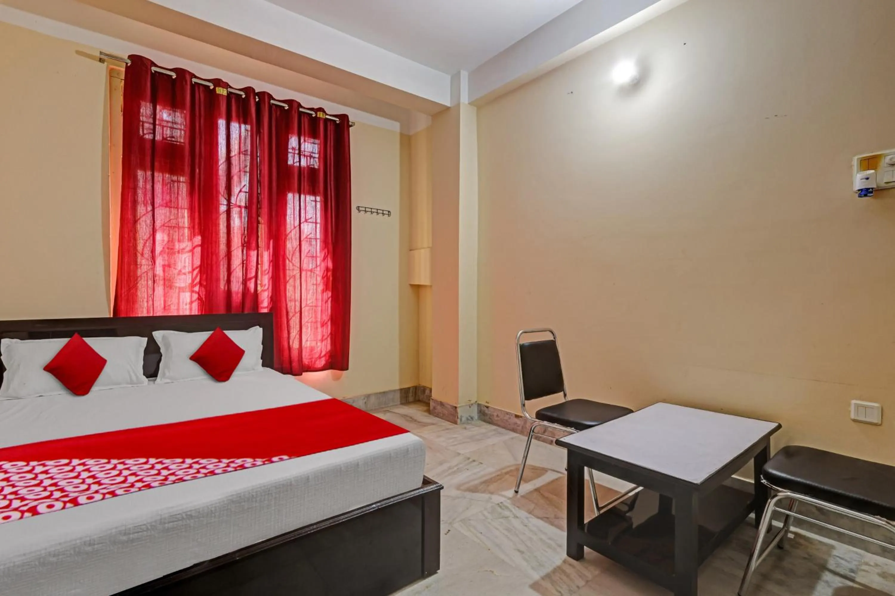 Bedroom, Bed in Hotel O Metro Guest House