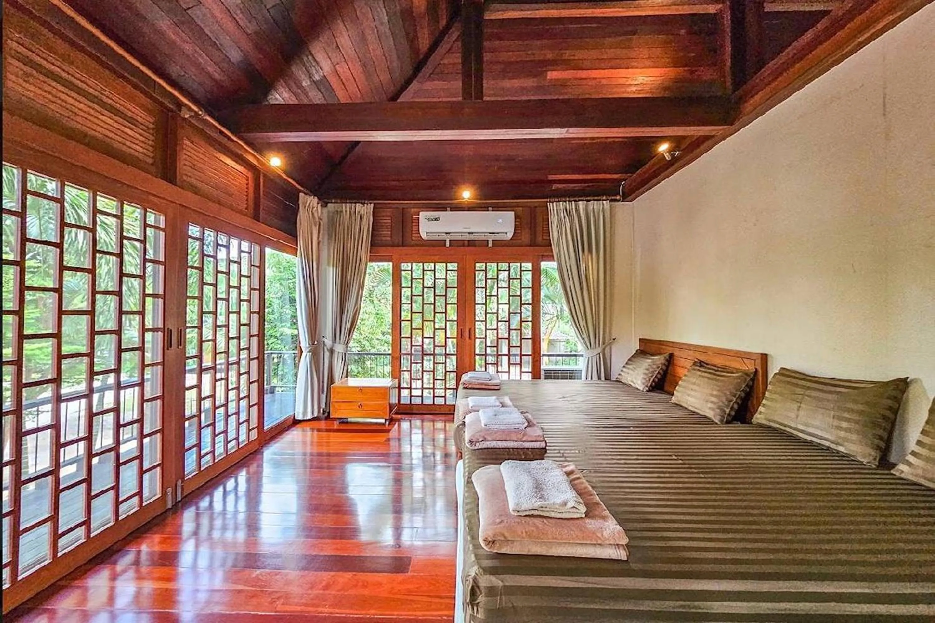 Photo of the whole room, Bed in SS pool villa hills