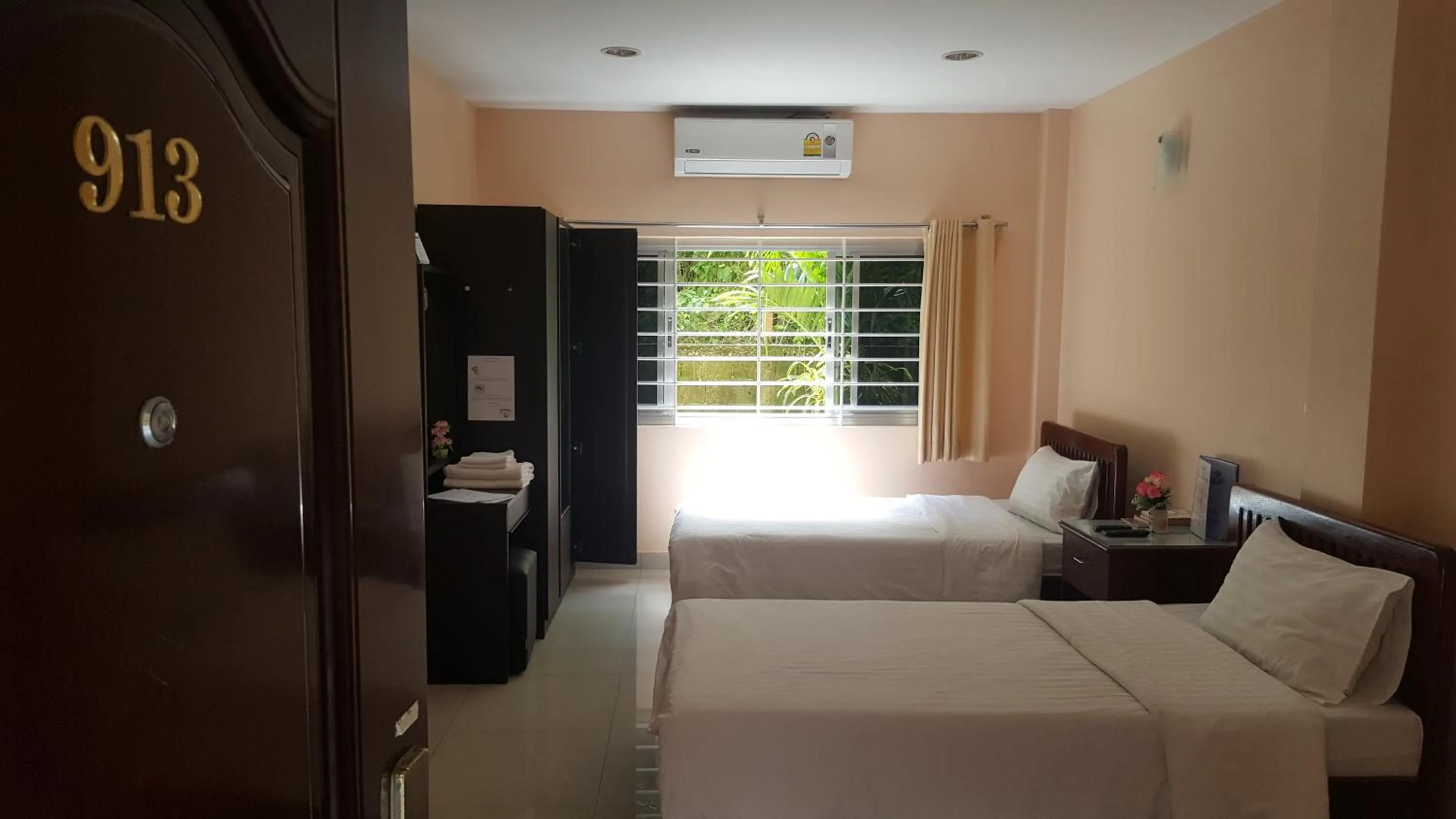 Bedroom, Bed in Jirasin Hotel & Apartment