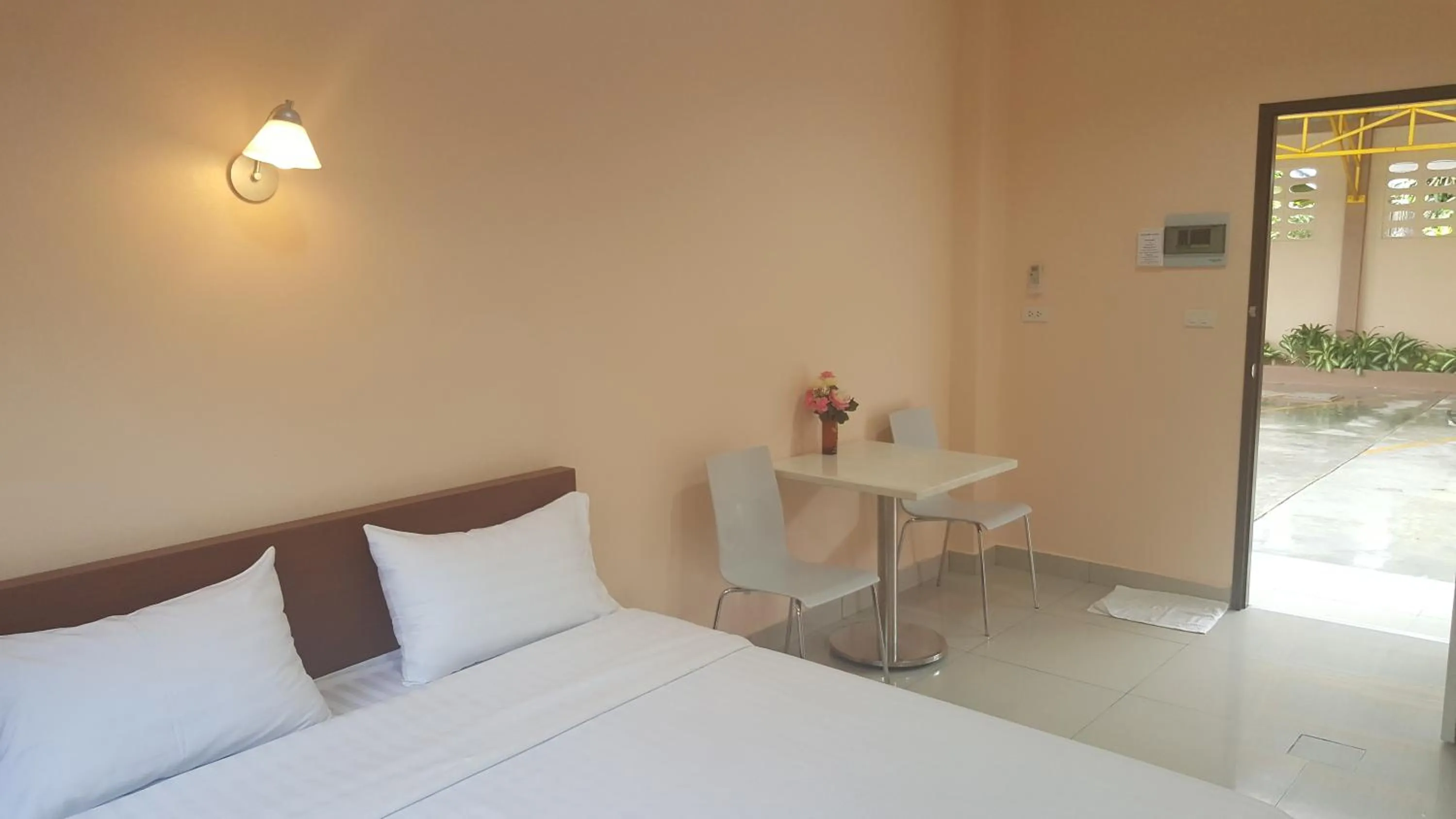 Bedroom, Bed in Jirasin Hotel & Apartment