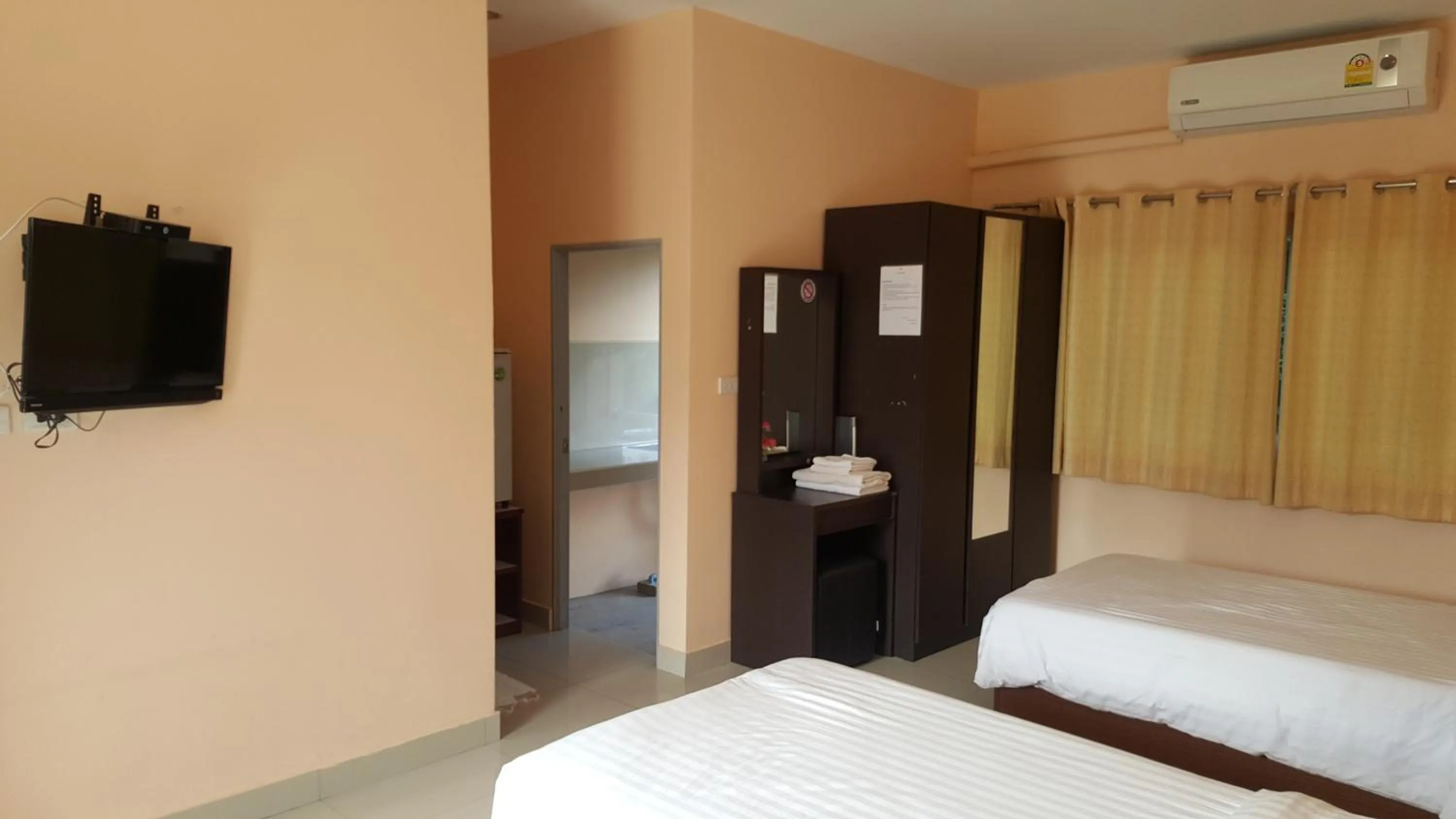 Bedroom, Bed in Jirasin Hotel & Apartment