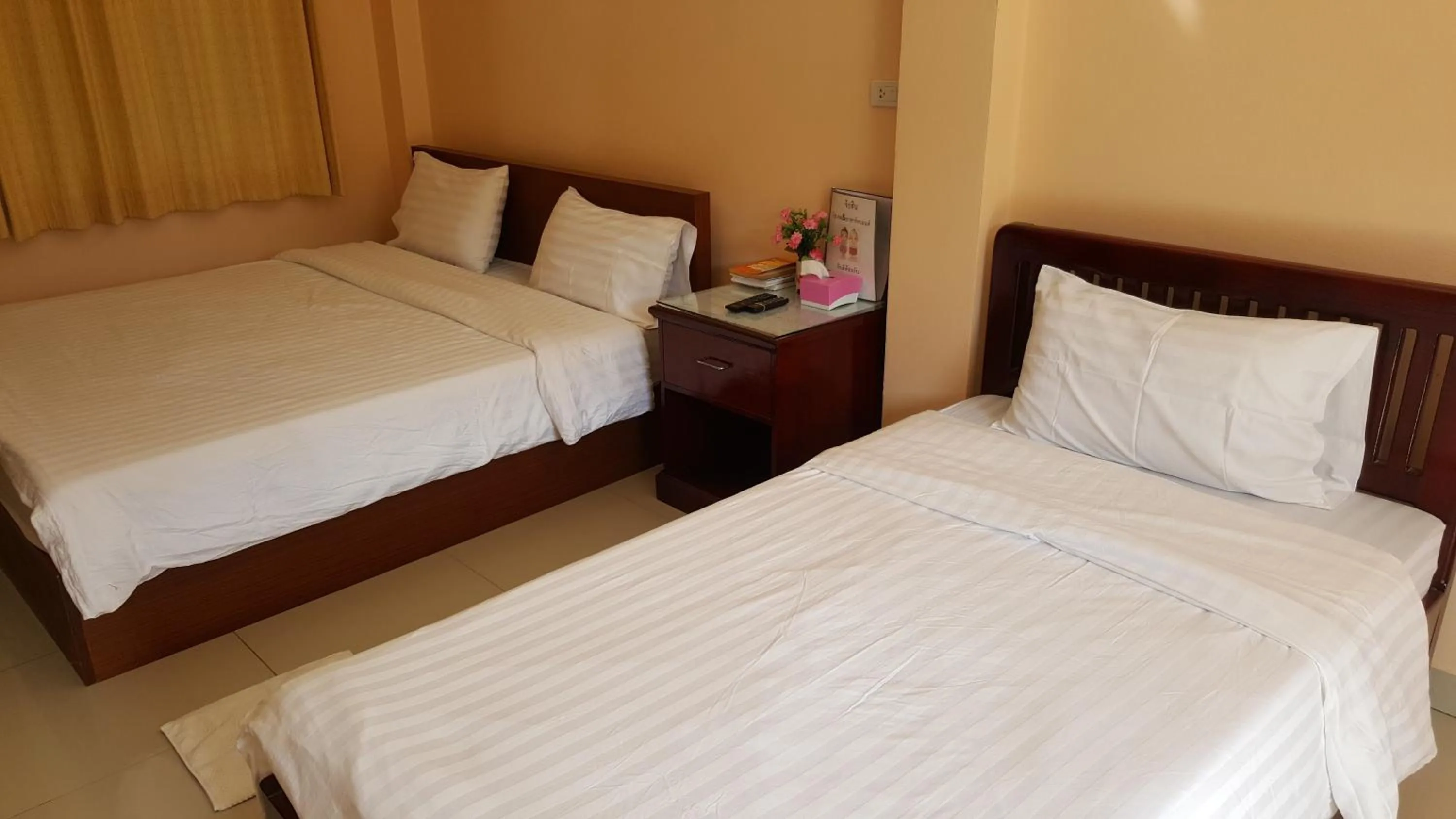 Bedroom, Bed in Jirasin Hotel & Apartment