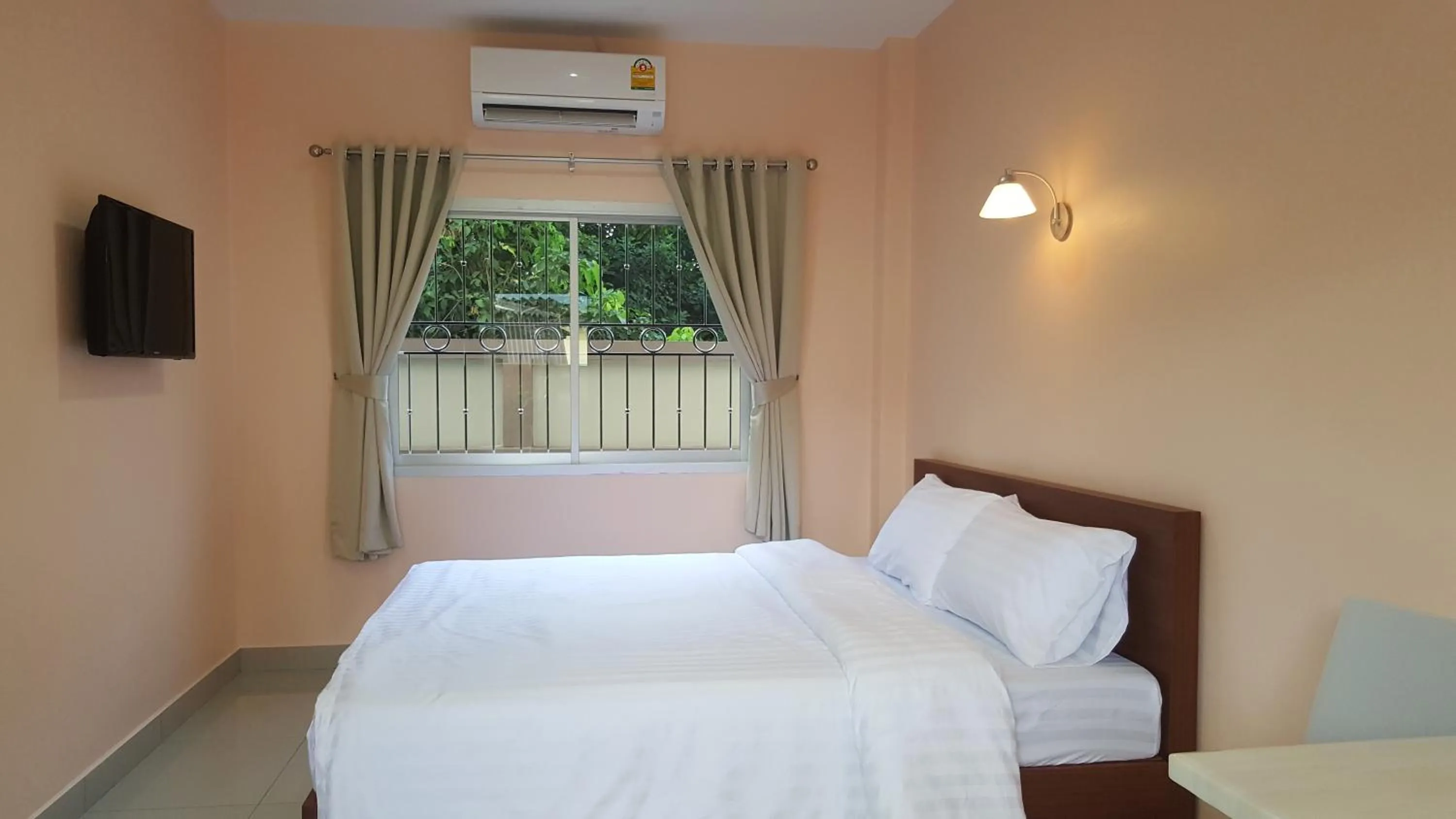 Bedroom, Bed in Jirasin Hotel & Apartment