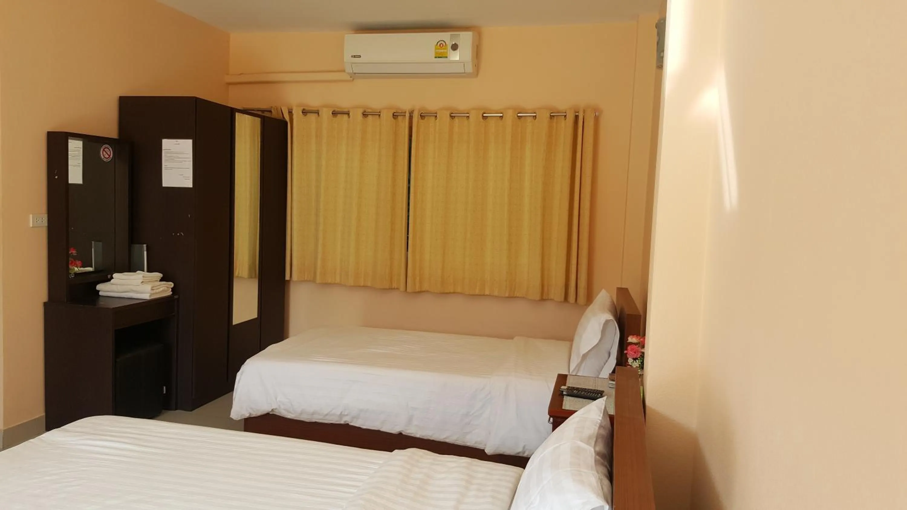 Bedroom, Bed in Jirasin Hotel & Apartment