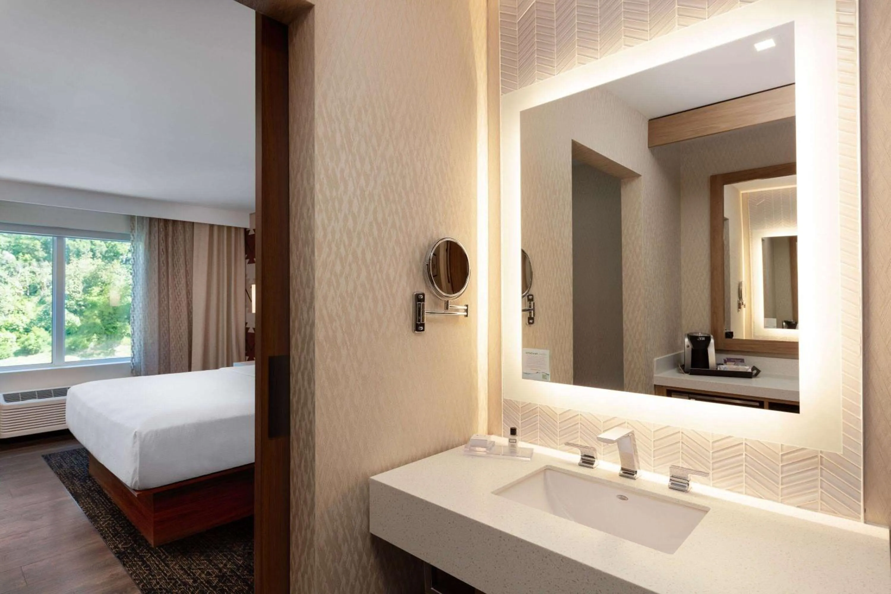 Photo of the whole room, Bed in Wyndham Garden Redwood Valley - Ukiah