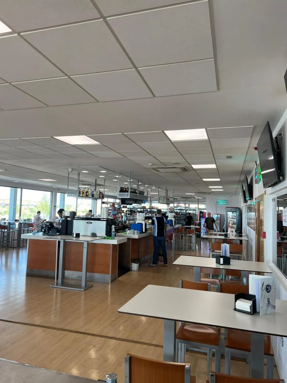 Restaurant/places to eat in Motel 112