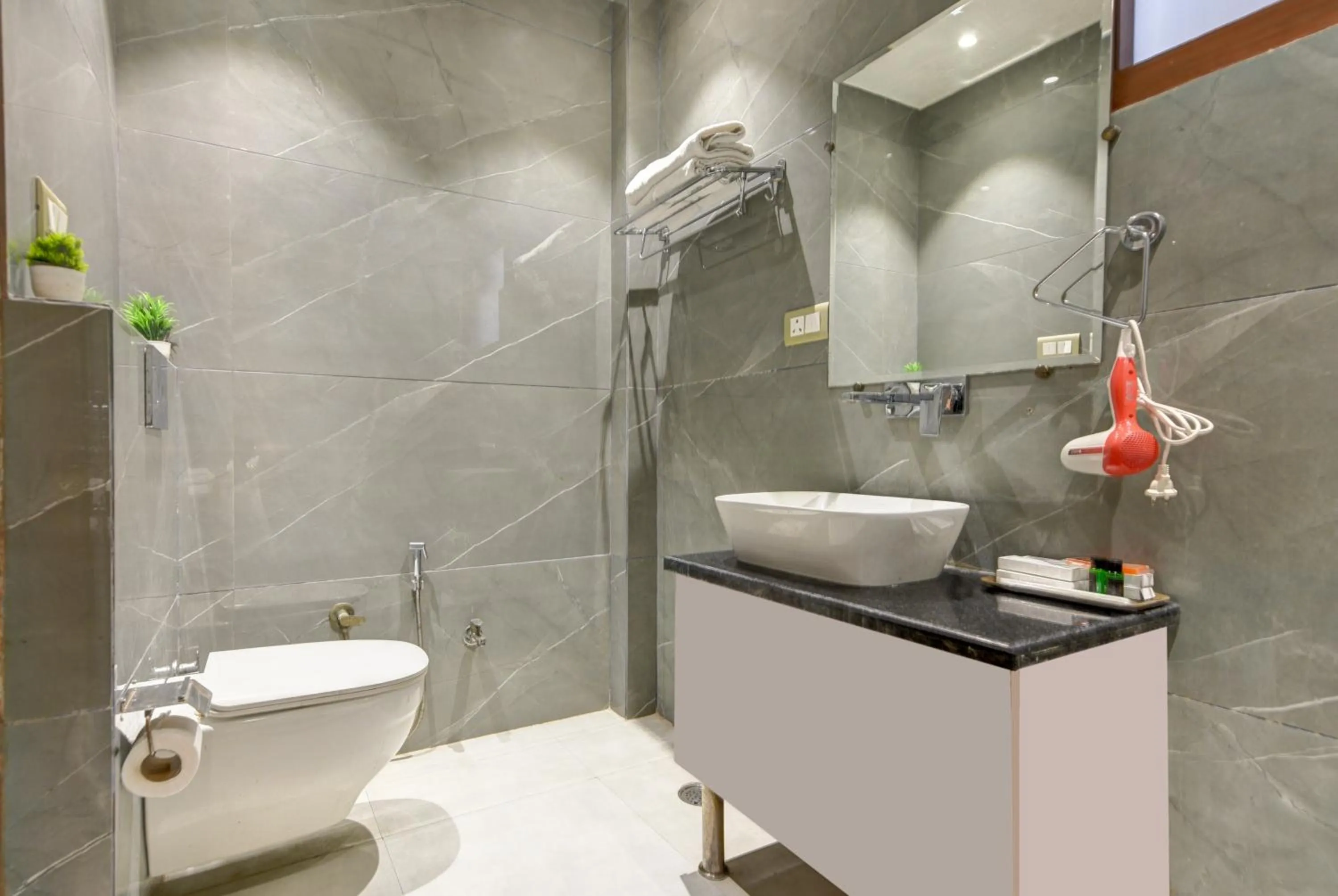 Shower in Qotel Comfort Ashok Vihar - Near Delhi University