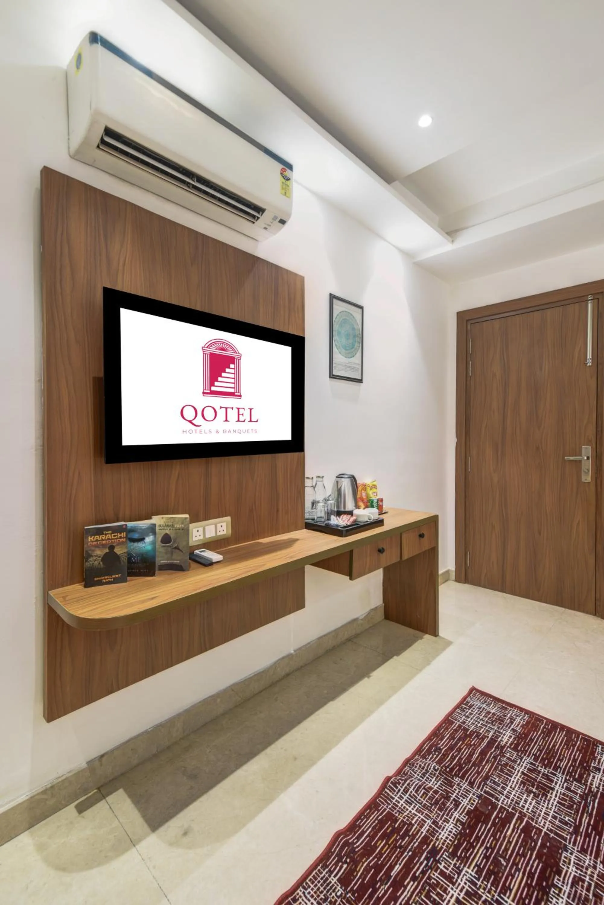 TV and multimedia in Qotel Comfort Ashok Vihar - Near Delhi University