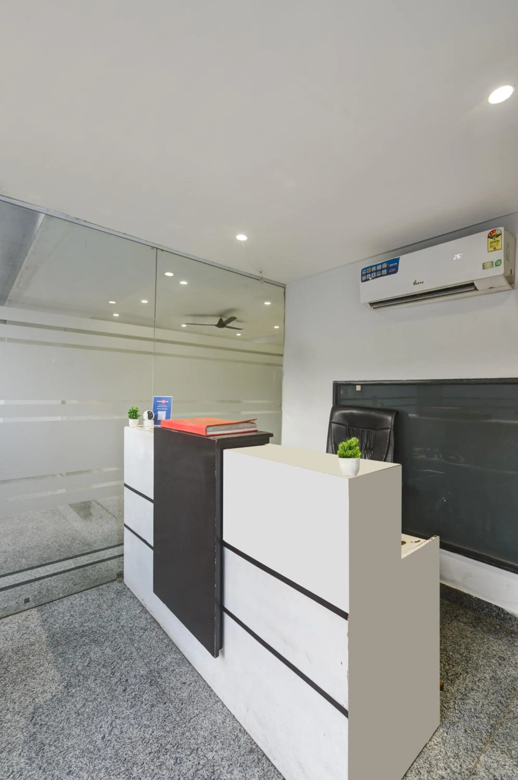 Lobby or reception in Qotel Comfort Ashok Vihar - Near Delhi University