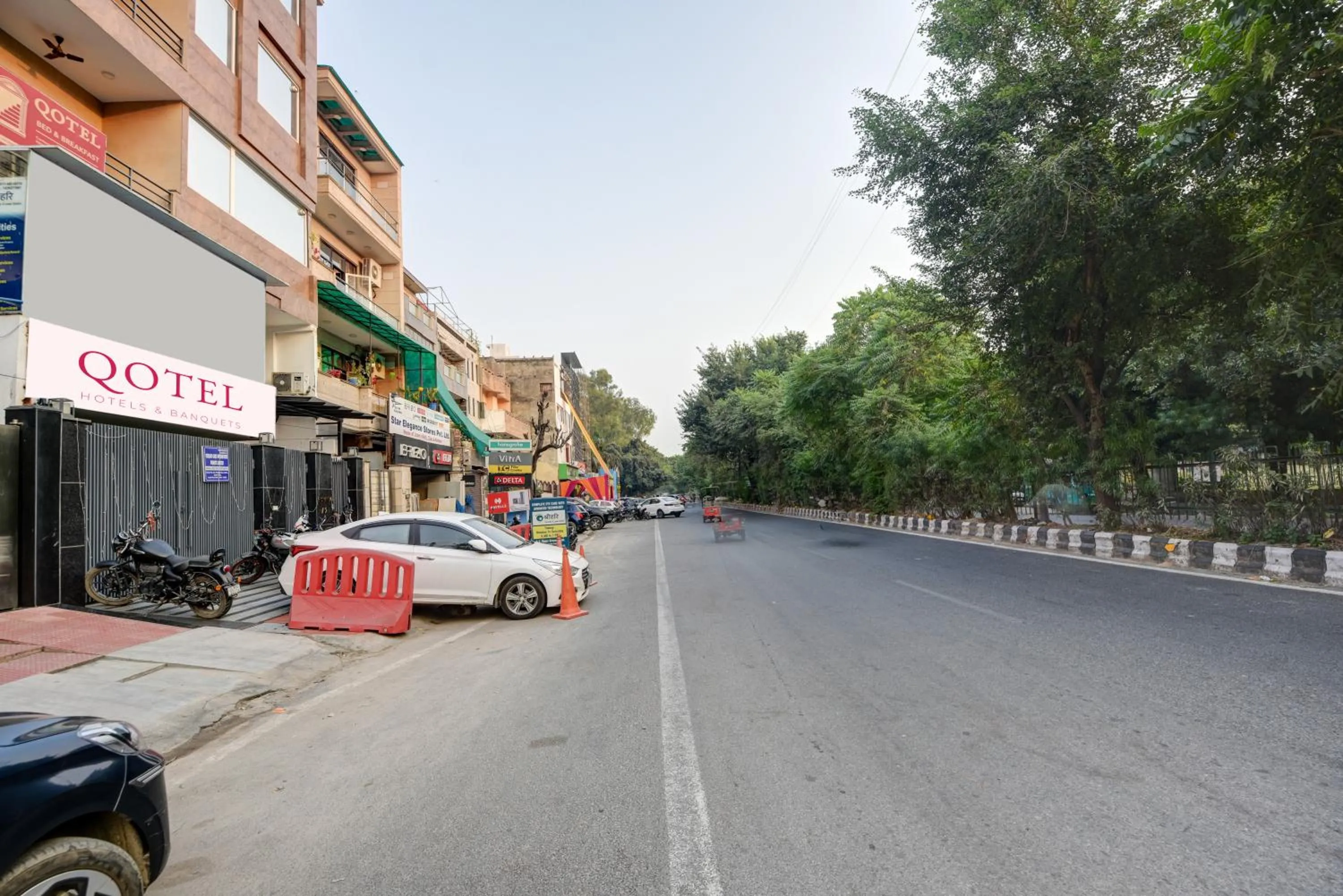Street view in Qotel Comfort Ashok Vihar - Near Delhi University