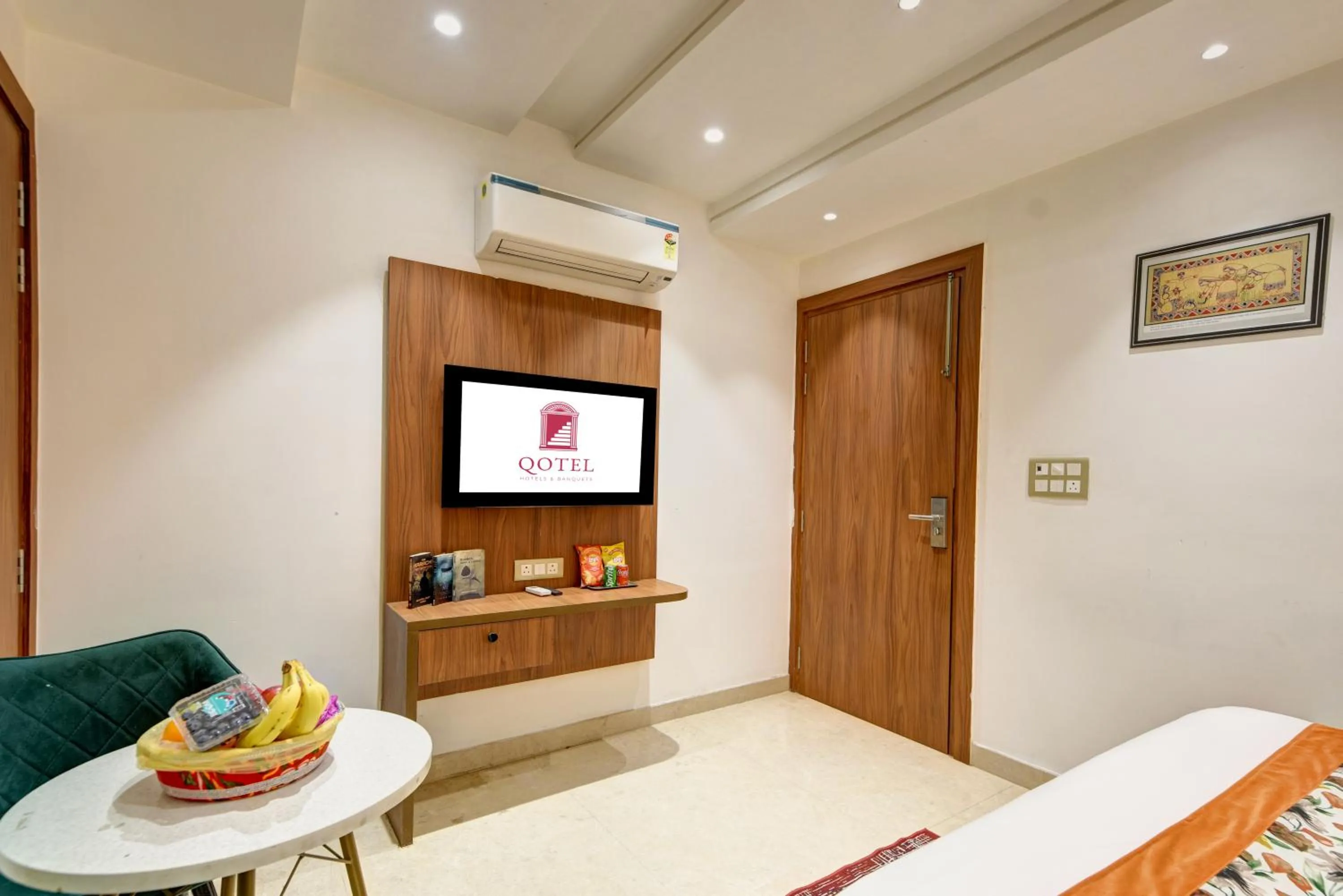 TV and multimedia in Qotel Comfort Ashok Vihar - Near Delhi University