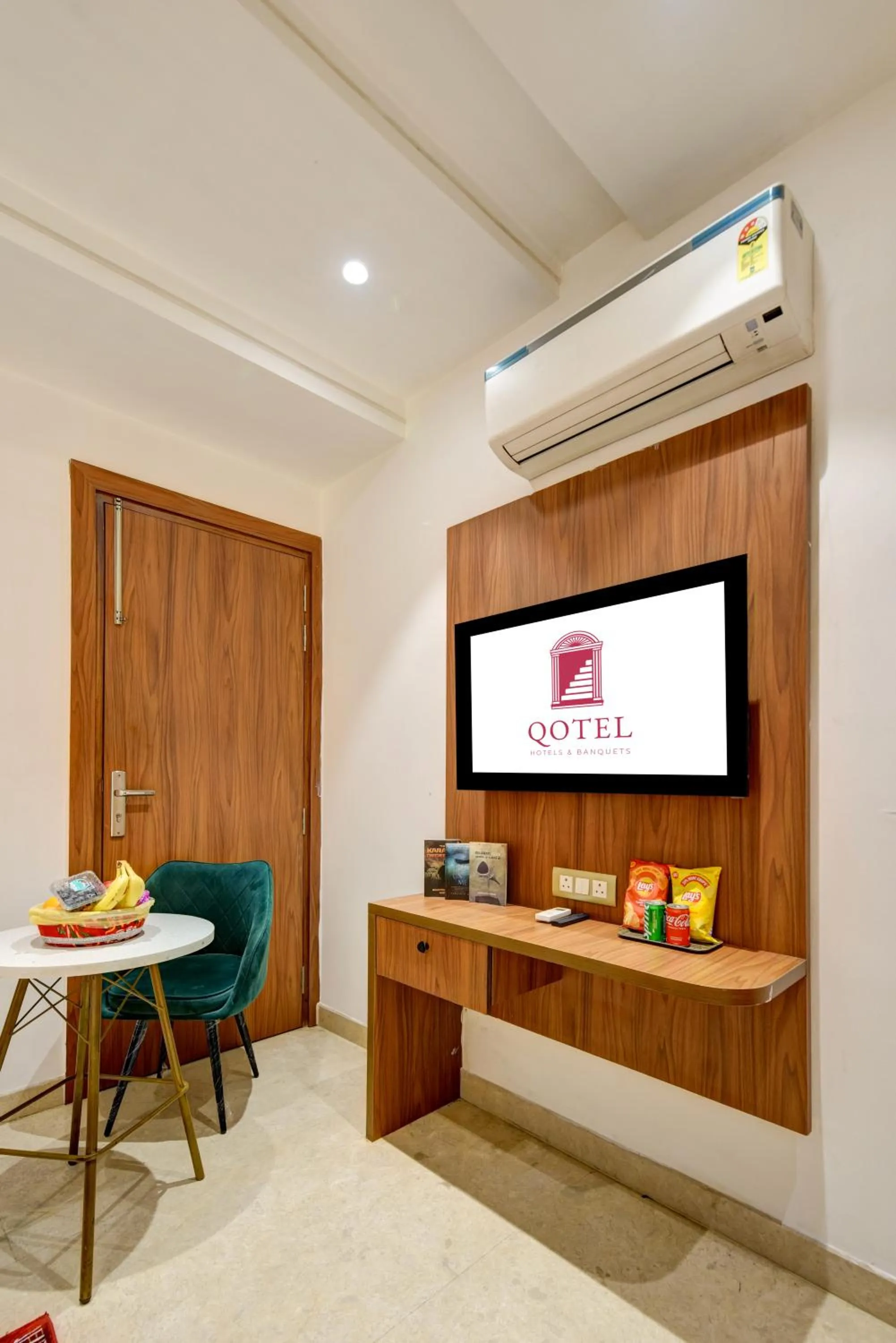 TV and multimedia in Qotel Comfort Ashok Vihar - Near Delhi University