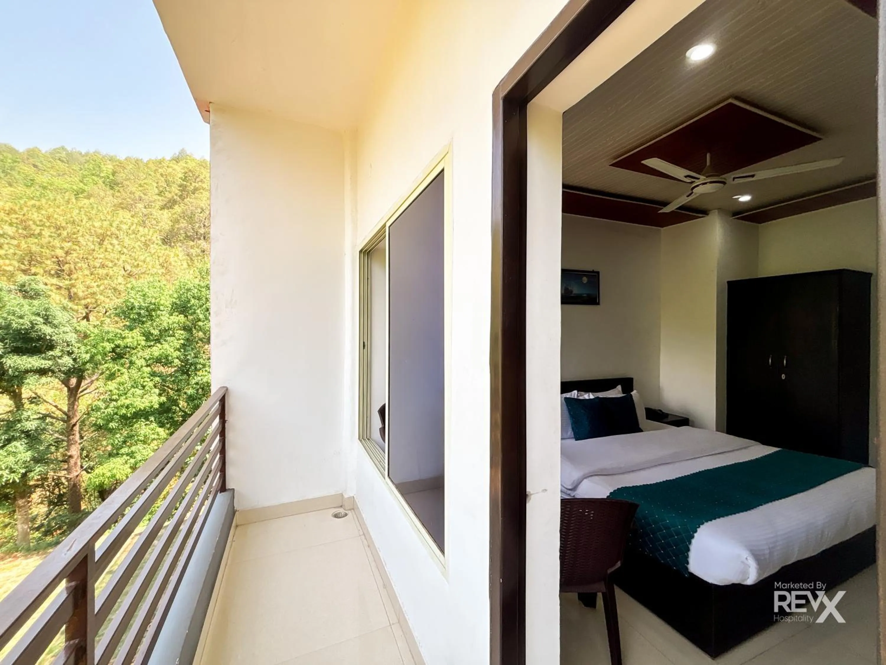 Balcony/Terrace, Bed in Hotel Prince valley