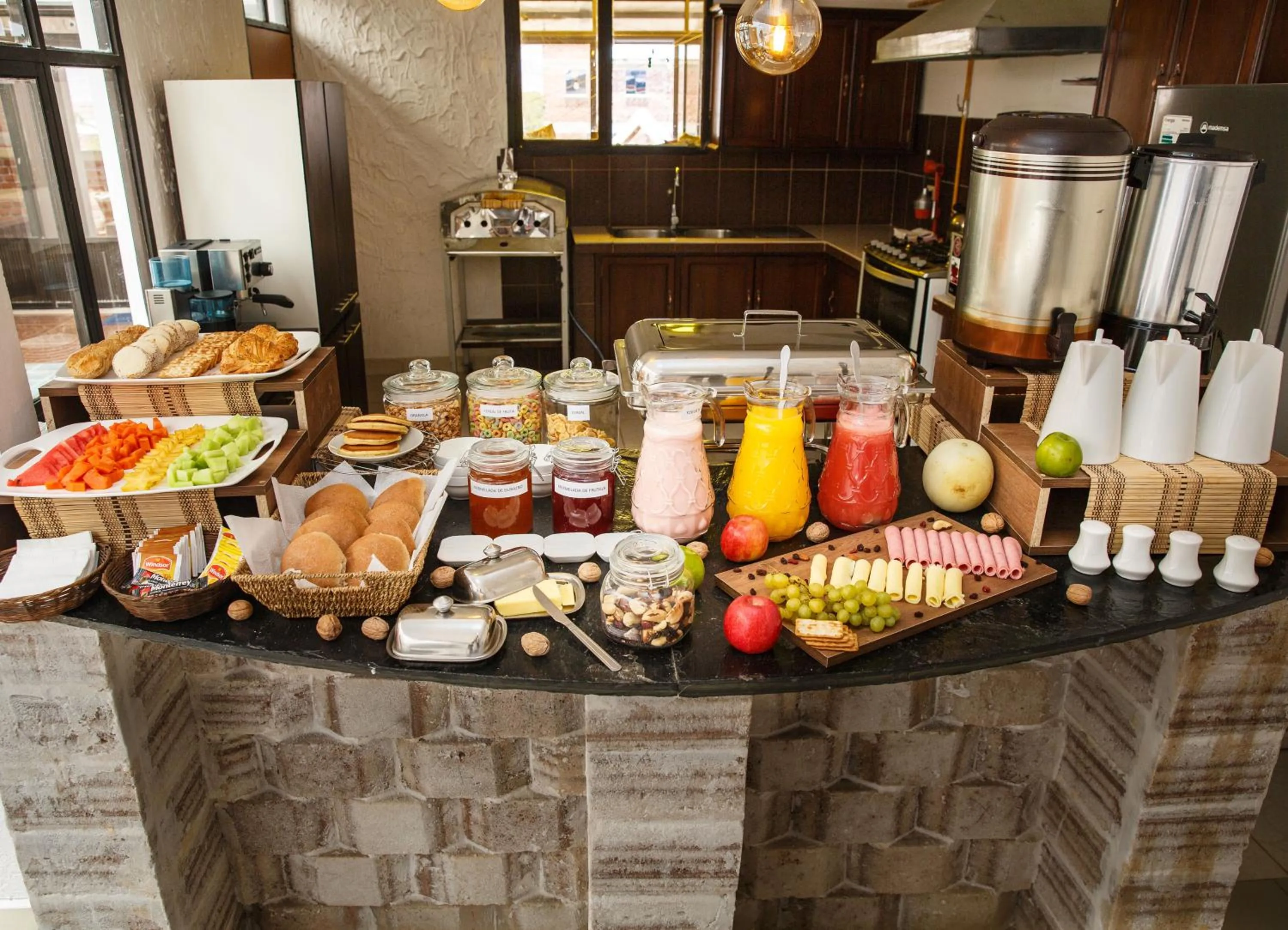 Restaurant/places to eat in KW HOTEL