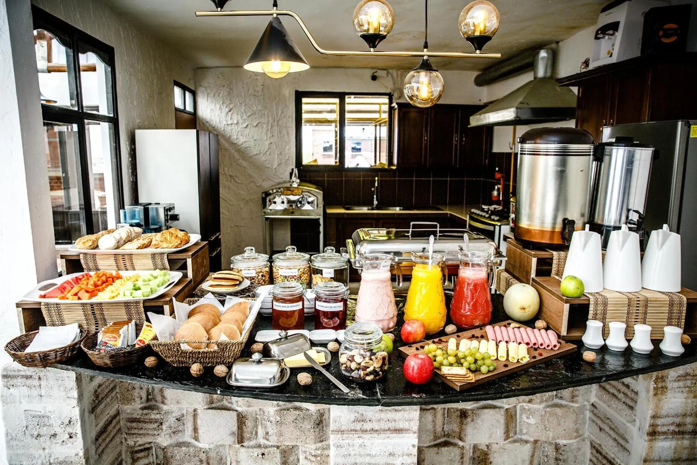 Restaurant/places to eat in KW HOTEL