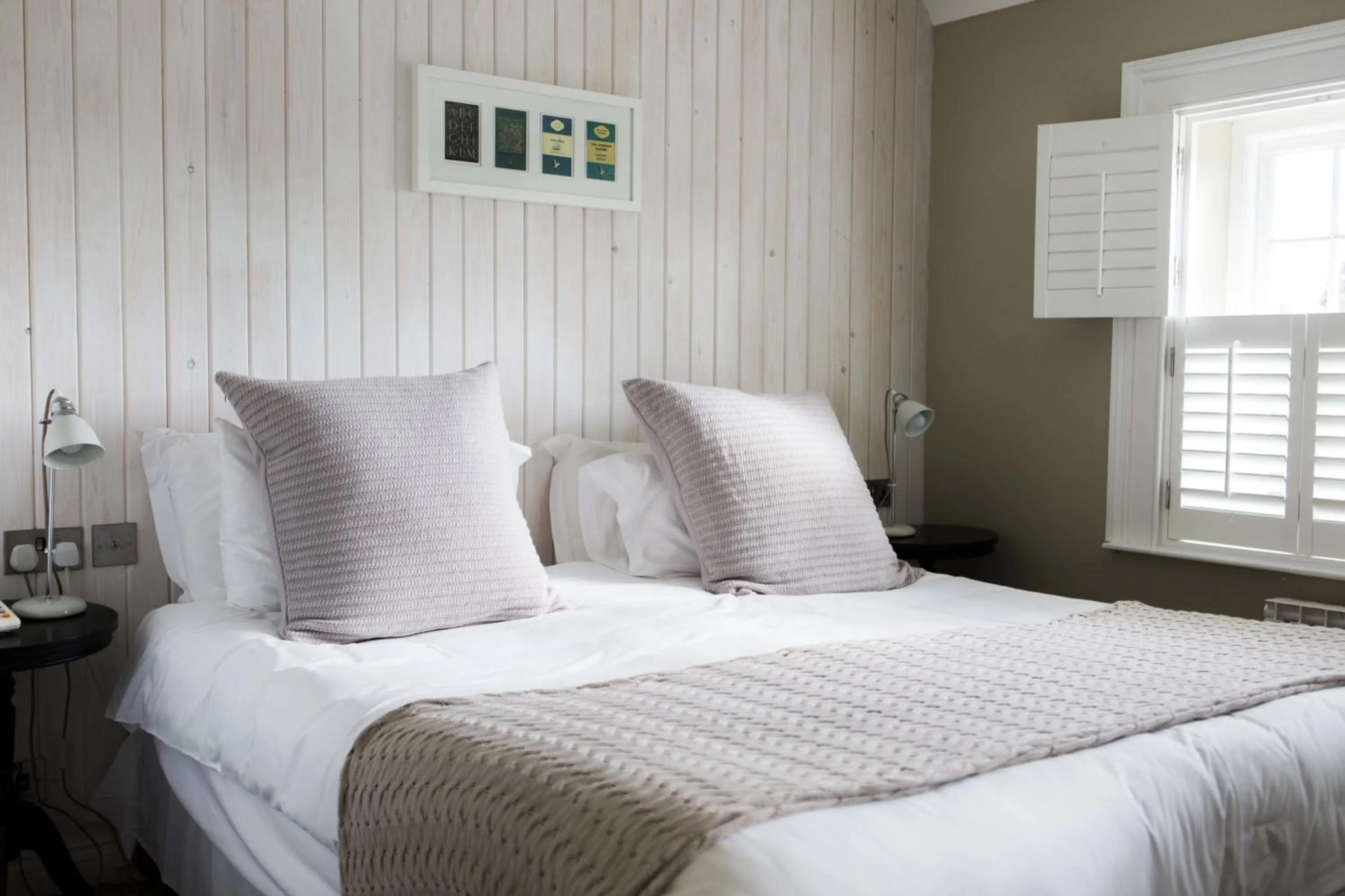 Bedroom, Bed in Les Douvres Hotel