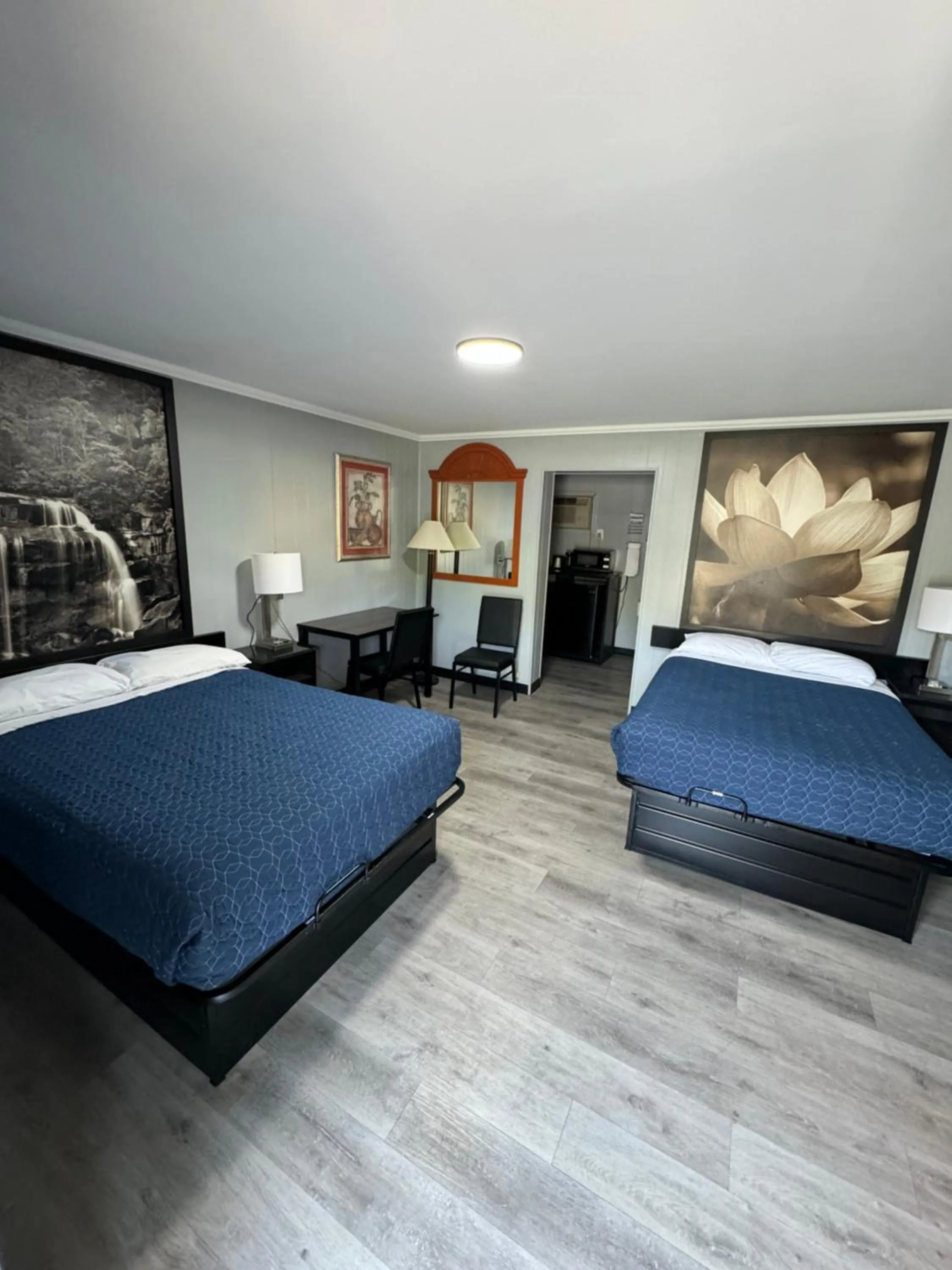 Bedroom, Bed in Acorn Motel