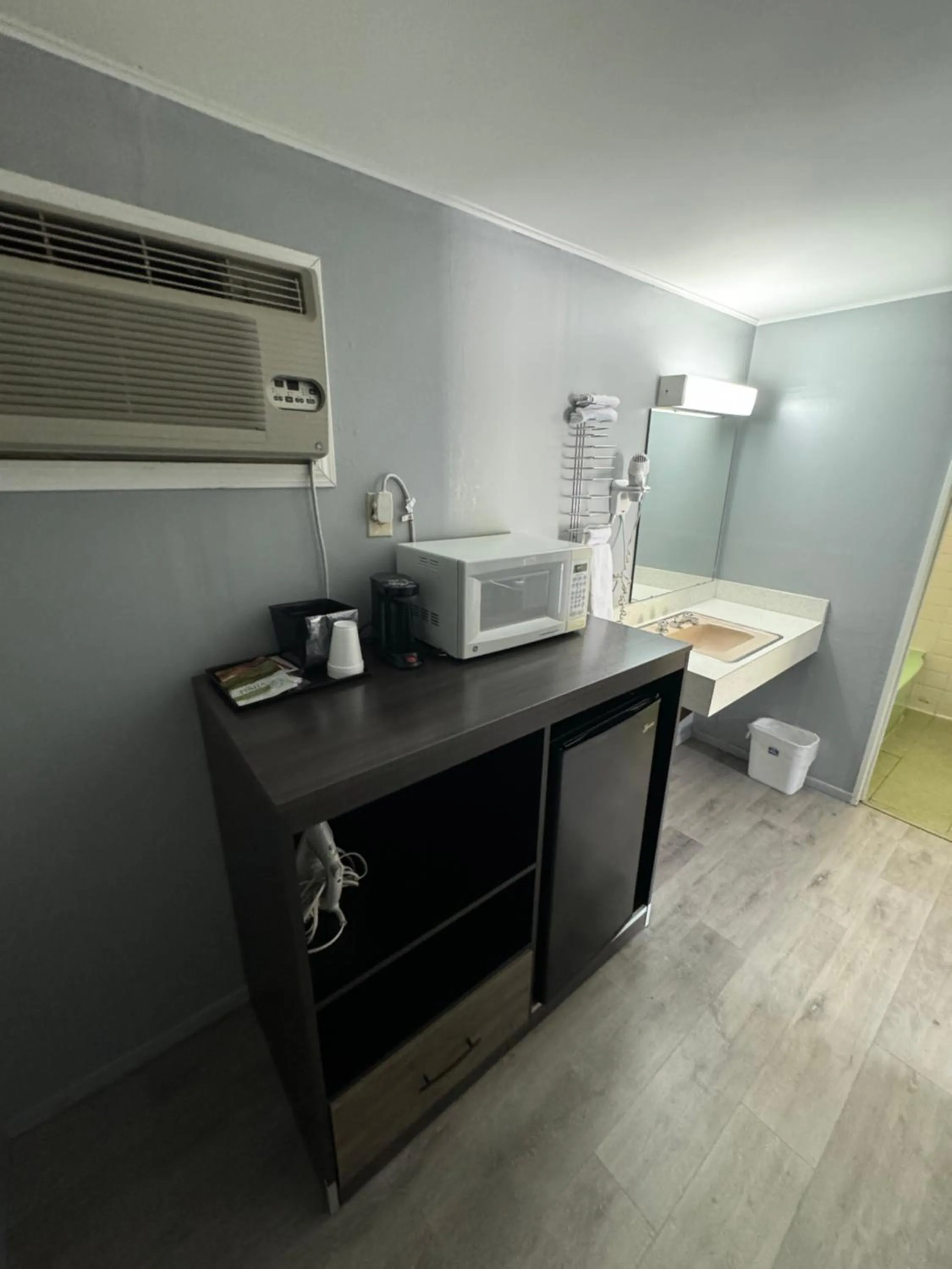 Coffee/tea facilities in Acorn Motel