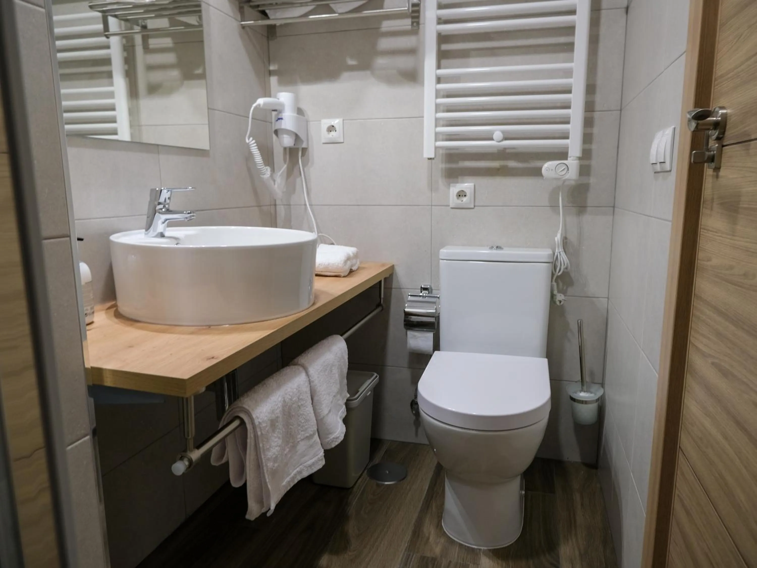 Shower in Alianza Suites