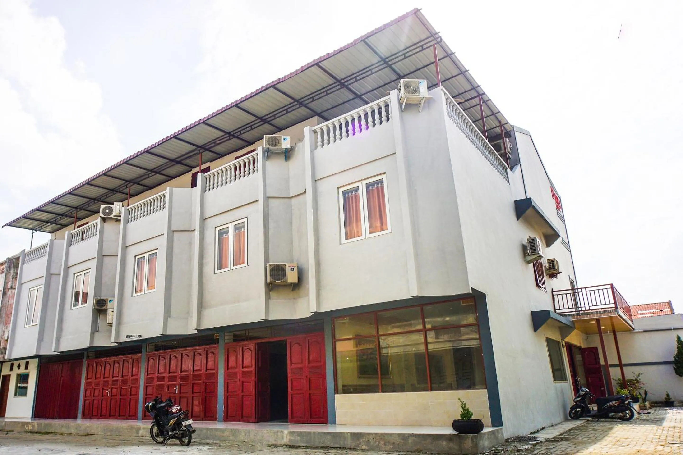 Facade/entrance in OYO 93066 D'niel Homestay Syariah