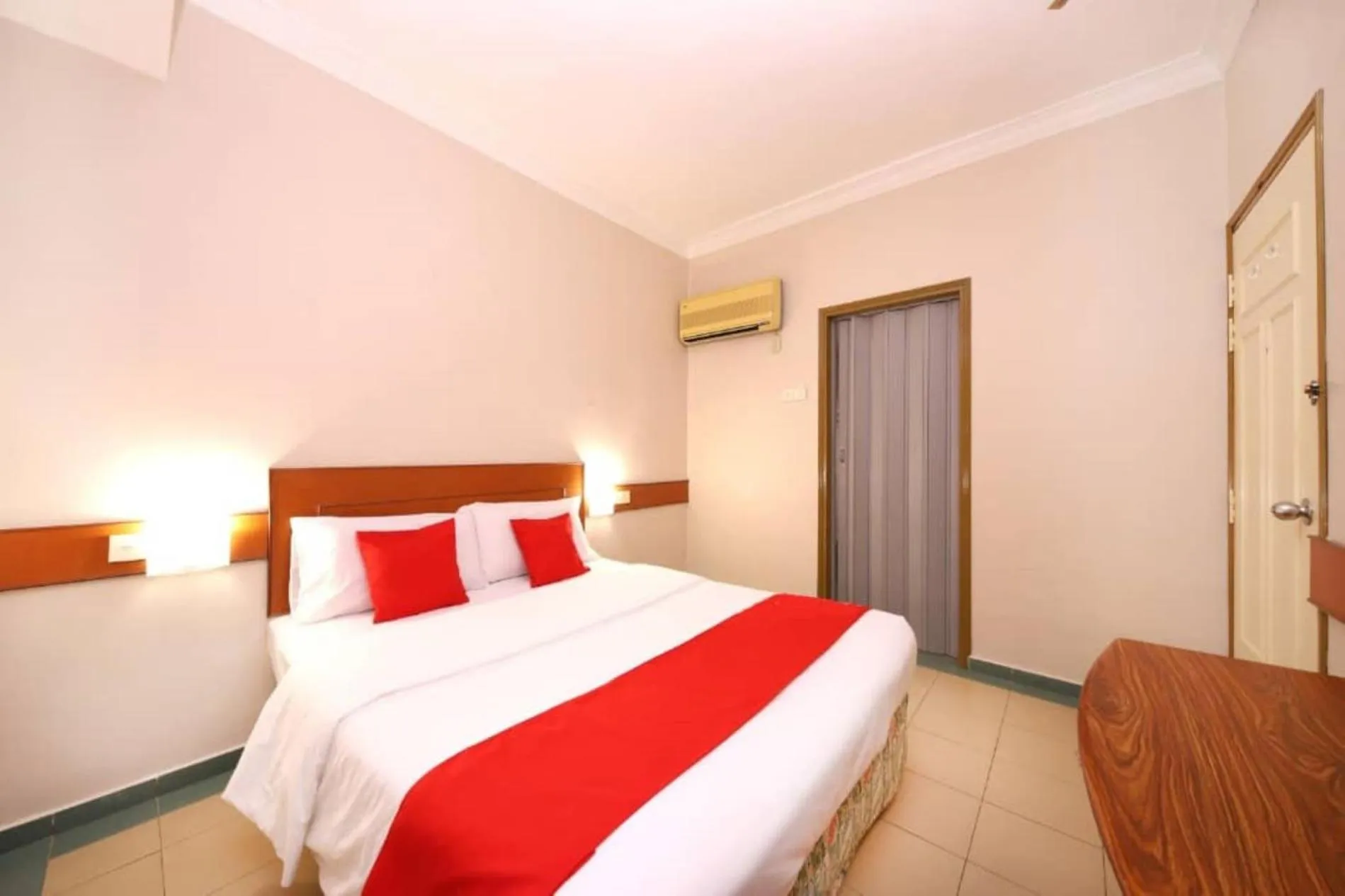 Bedroom, Bed in Famous Inn Hotel