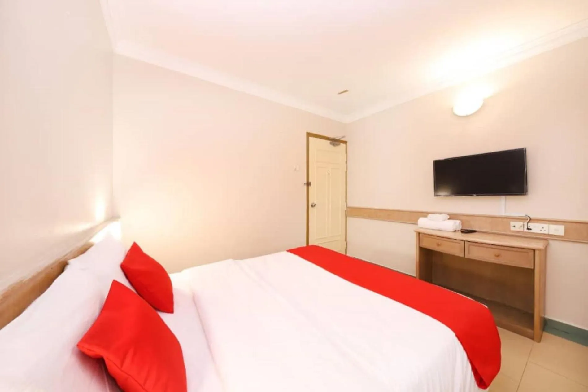 View (from property/room), Bed in Famous Inn Hotel